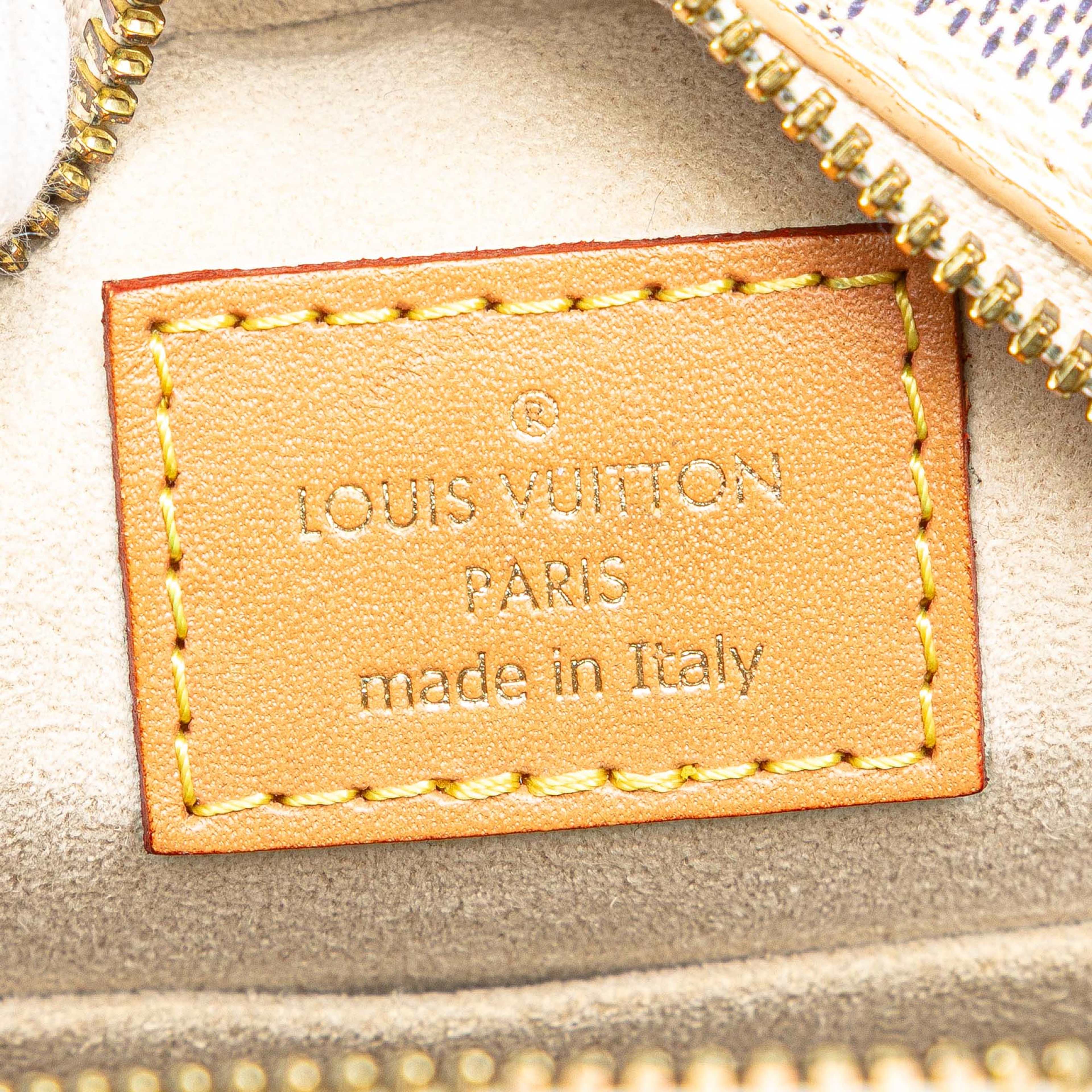 Louis Vuitton Damier Azur Boite Chapeaux Souple Pm, från Luxclusif, i färgen white. Klicka för att öppna bilden i stort format