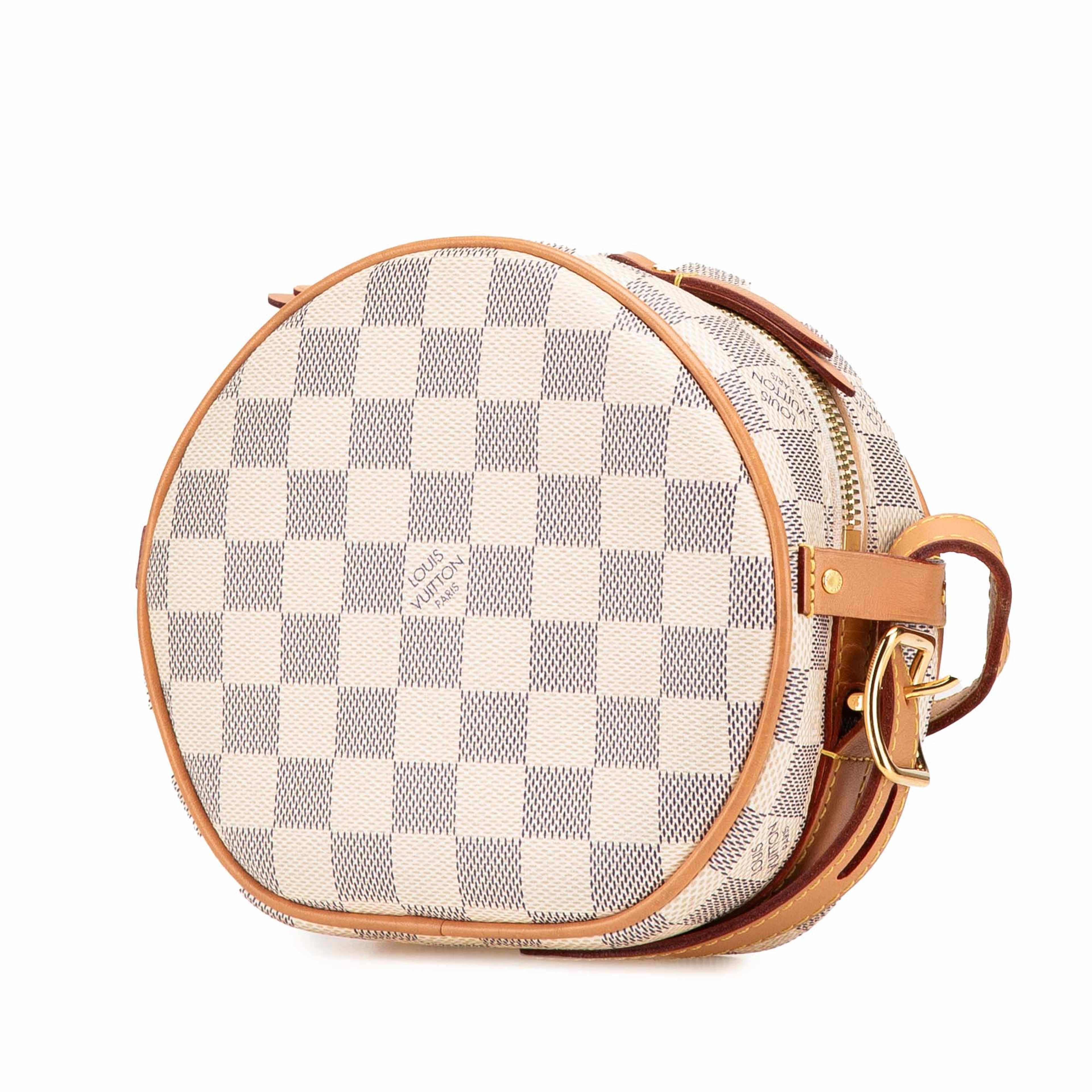 Louis Vuitton Damier Azur Boite Chapeaux Souple Pm, från Luxclusif, i färgen white. Klicka för att öppna bilden i stort format