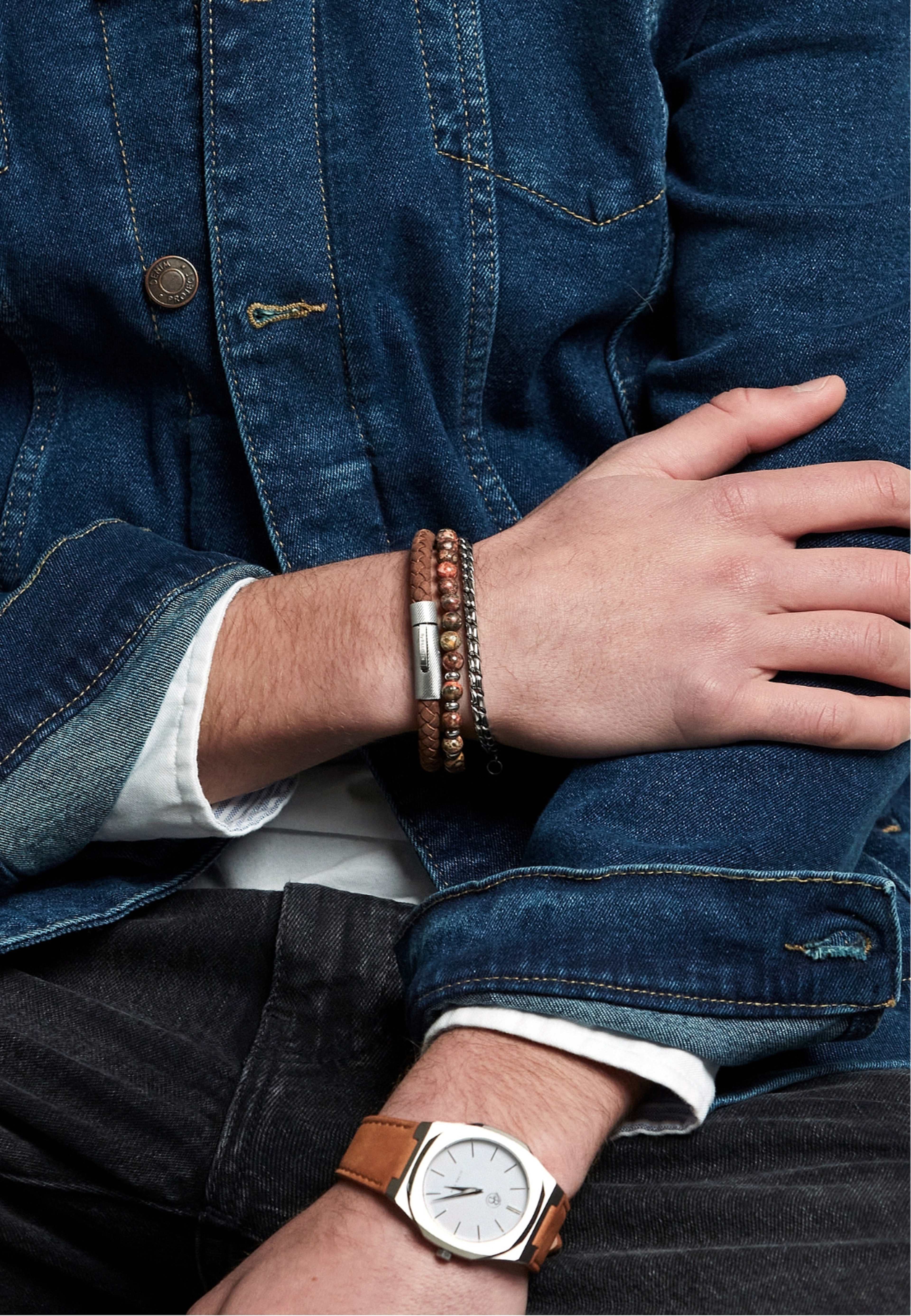 Brendan | Beadsarmband, från by BILLGREN, i färgen red. Klicka för att öppna bilden i stort format