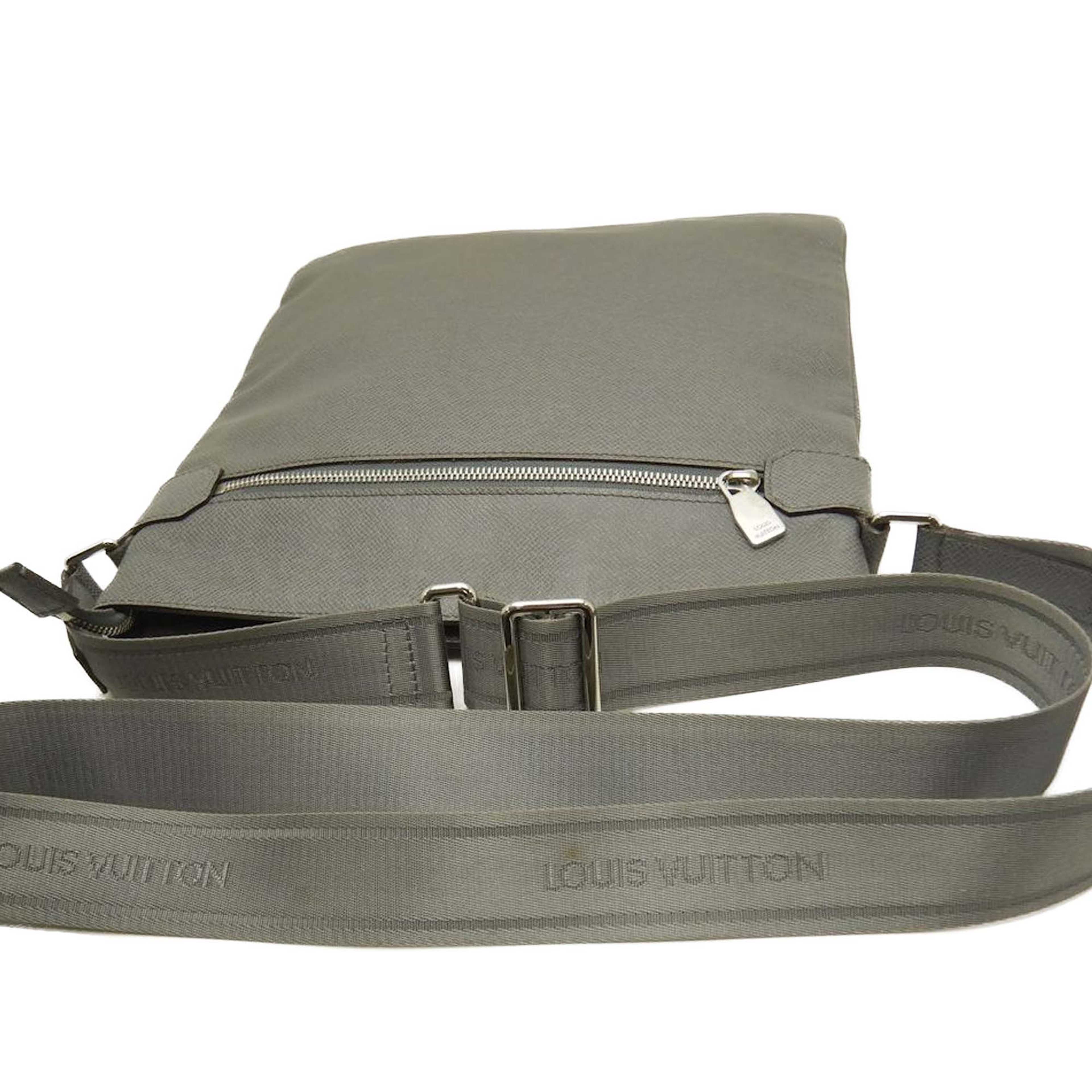 Louis Vuitton Taiga Sasha, från Luxclusif, i färgen gray. Klicka för att öppna bilden i stort format