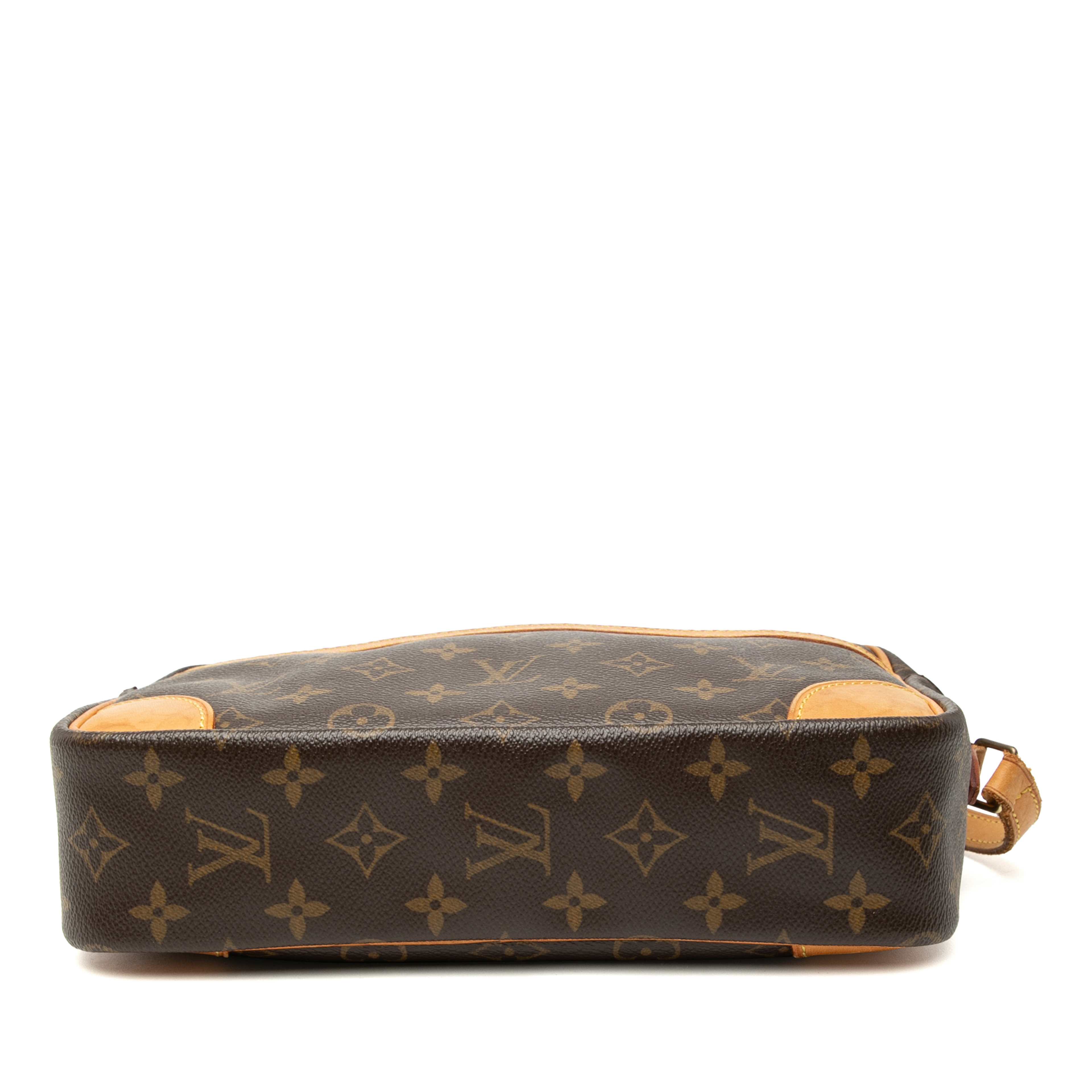 Louis Vuitton Monogram Trocadero 27, från Luxclusif, i färgen brown. Klicka för att öppna bilden i stort format