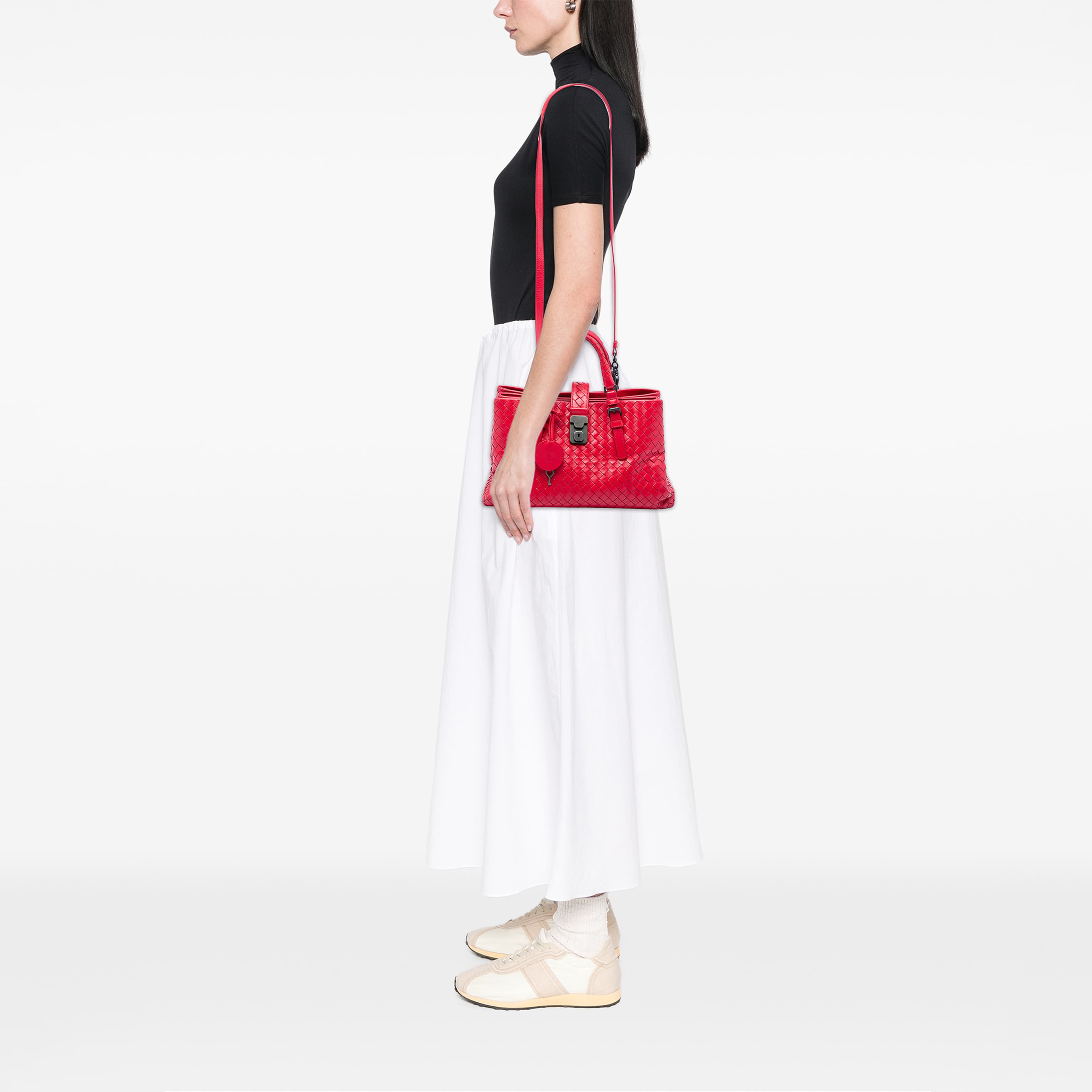 Bottega Veneta Small Nappa Intrecciato Roma Satchel, från Luxclusif, i färgen röd. Klicka för att öppna bilden i stort format