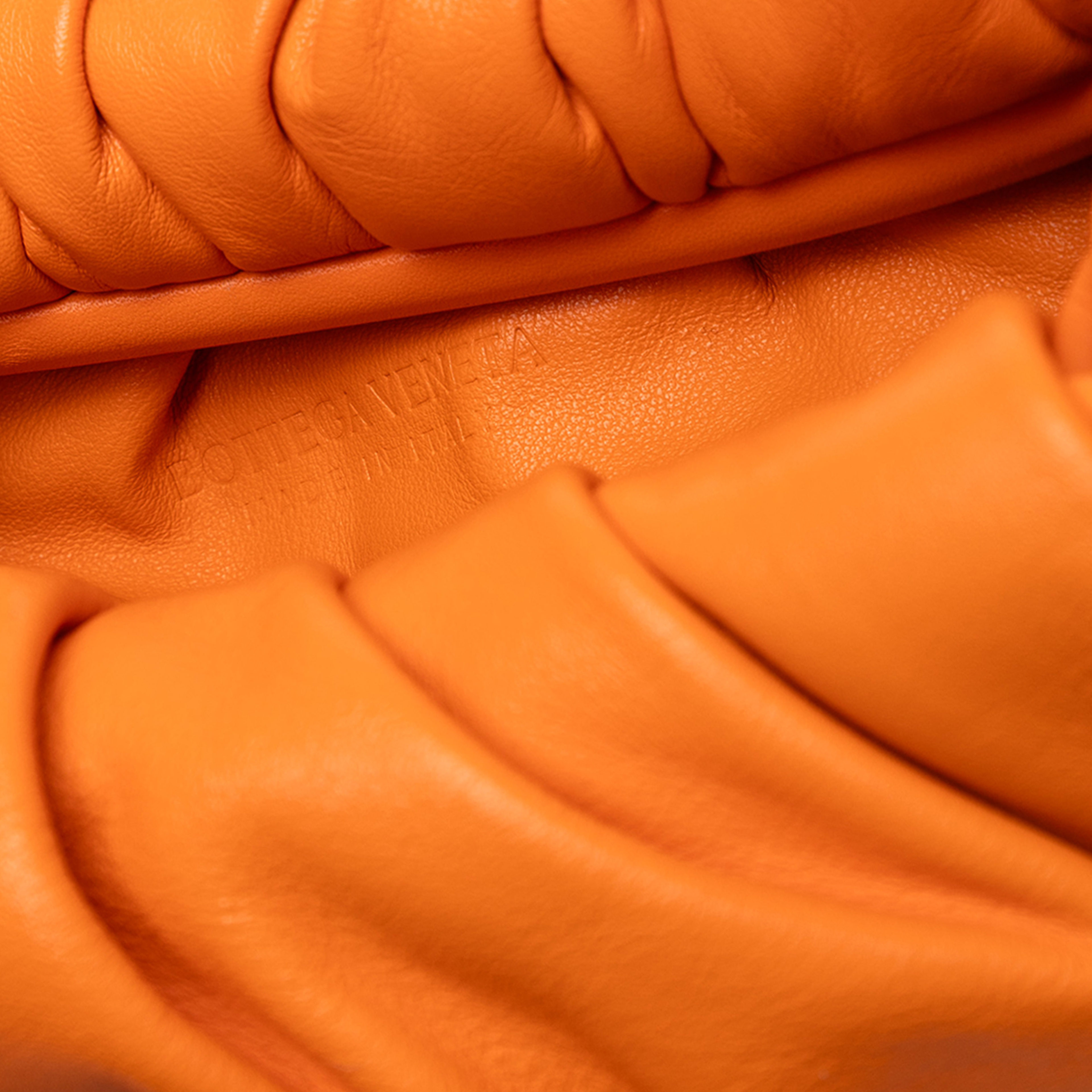 Bottega Veneta Lambskin The Shoulder Pouch, från Luxclusif, i färgen orange. Klicka för att öppna bilden i stort format