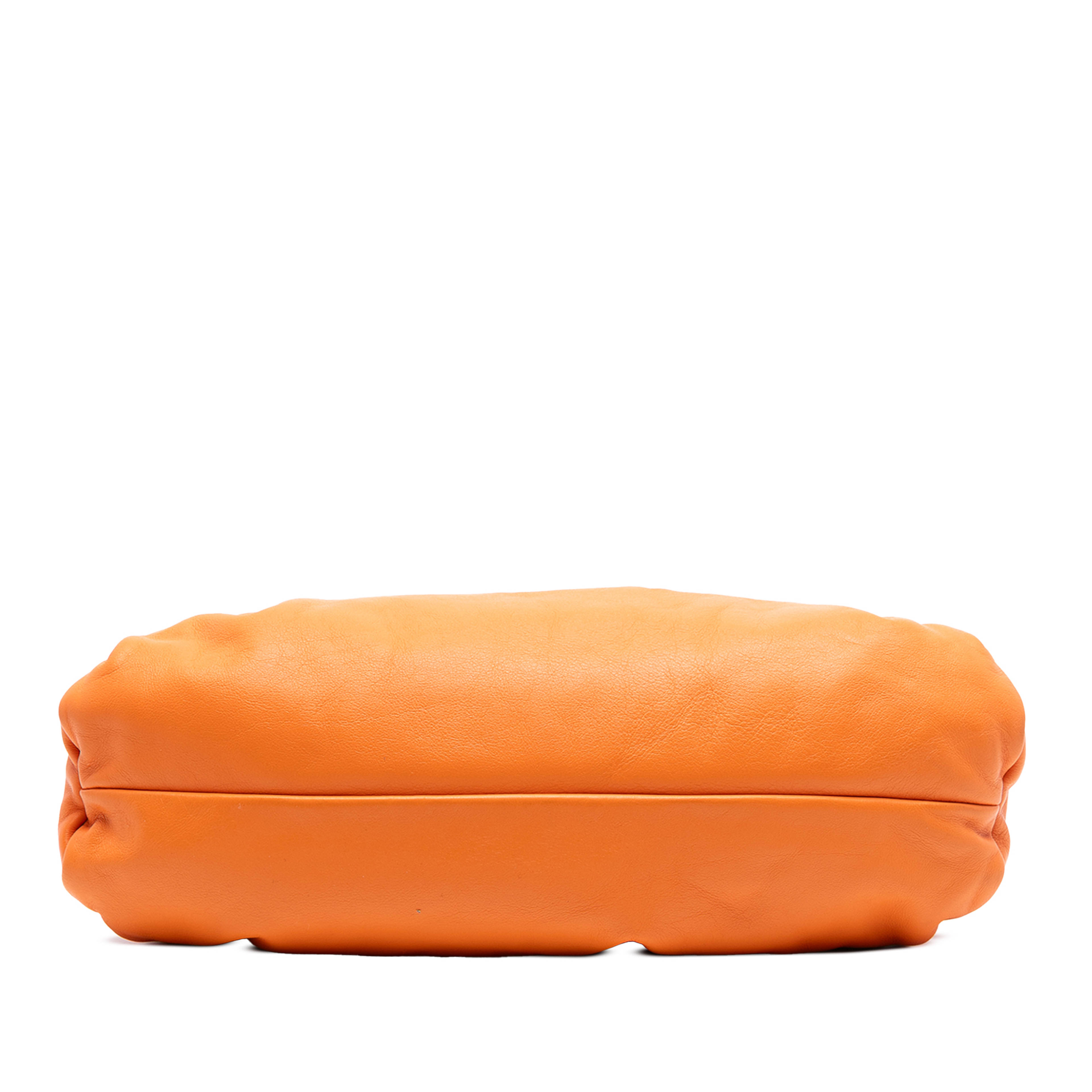 Bottega Veneta Lambskin The Shoulder Pouch, från Luxclusif, i färgen orange. Klicka för att öppna bilden i stort format