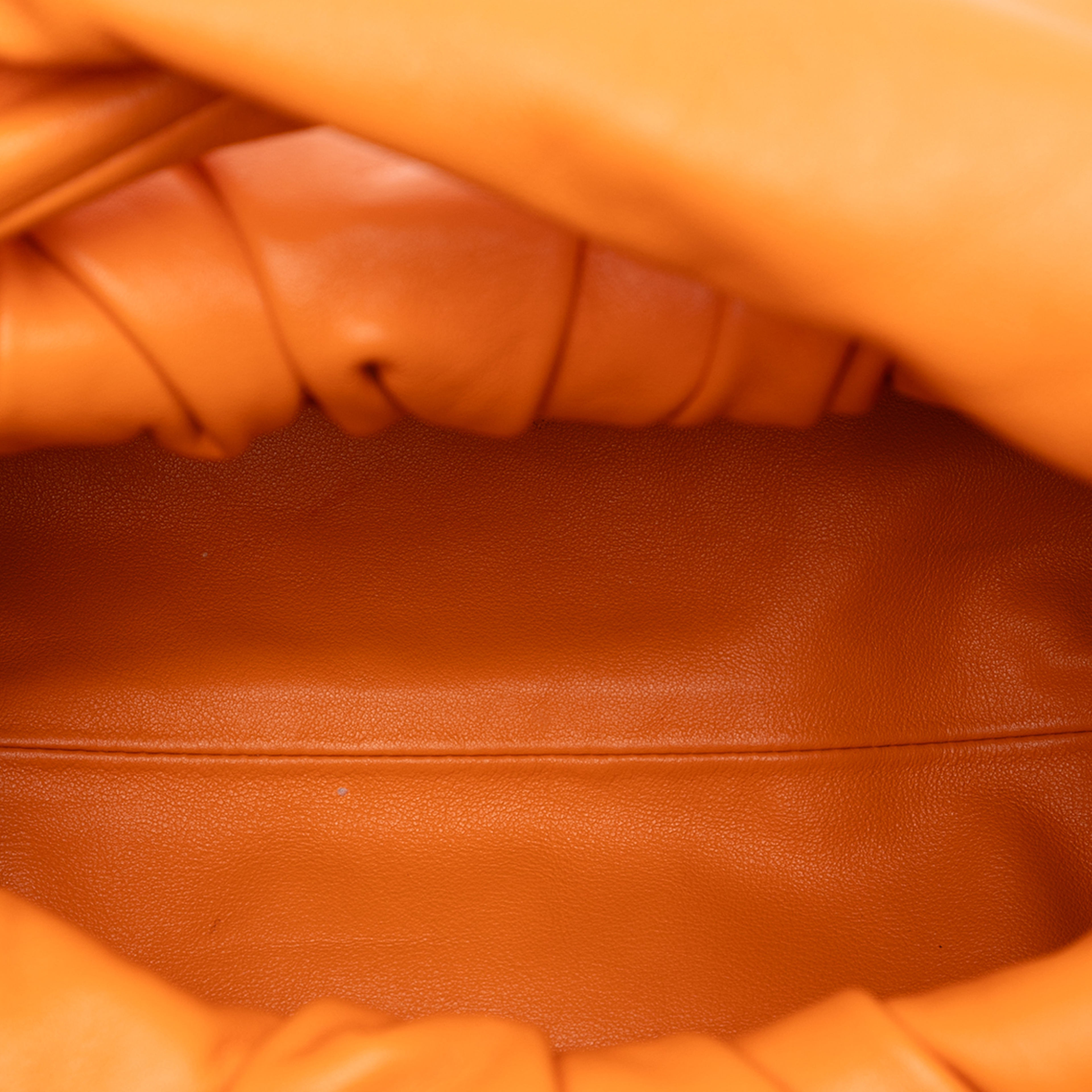 Bottega Veneta Lambskin The Shoulder Pouch, från Luxclusif, i färgen orange. Klicka för att öppna bilden i stort format