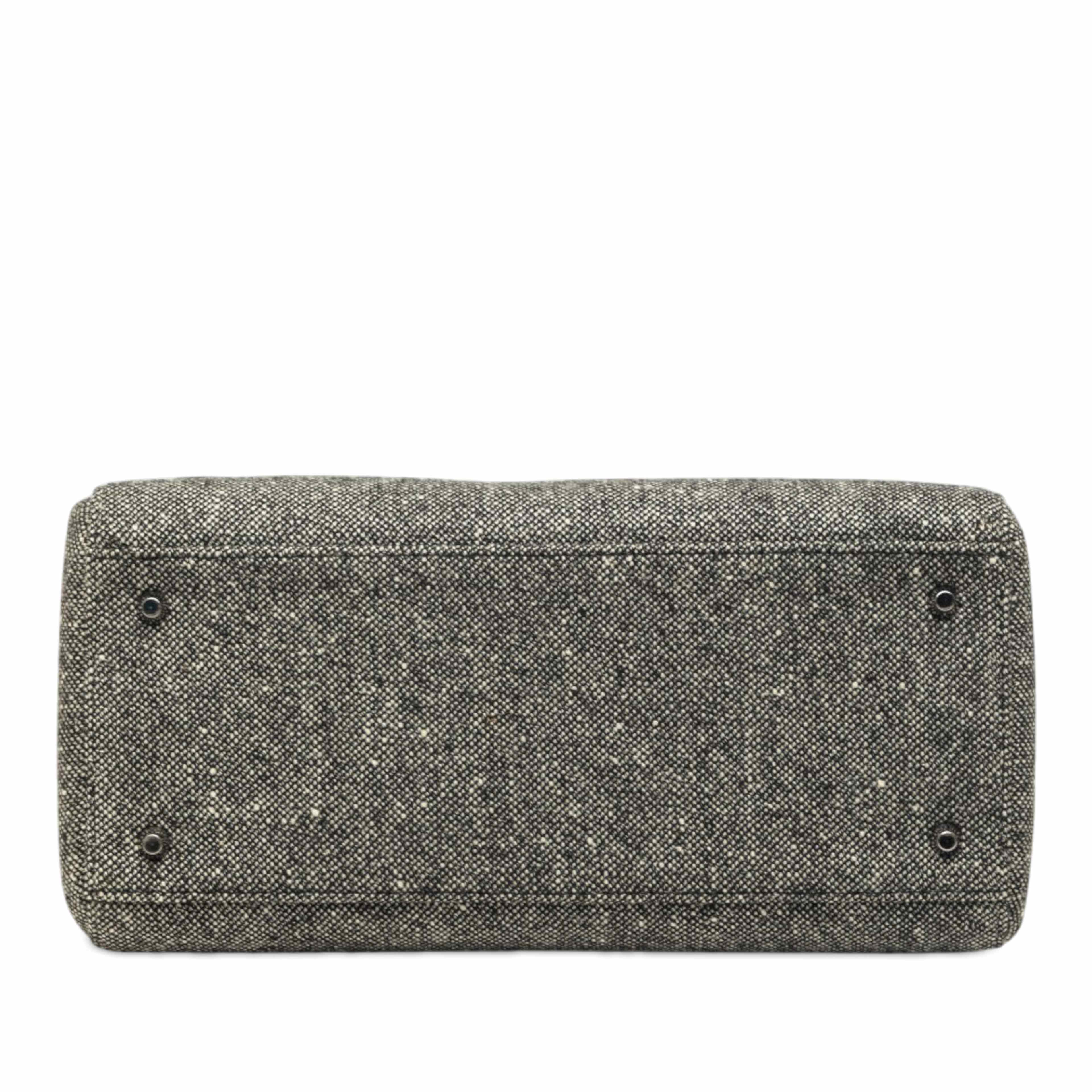 Dior Medium Tweed Lady Dior, från Luxclusif, i färgen grå. Klicka för att öppna bilden i stort format