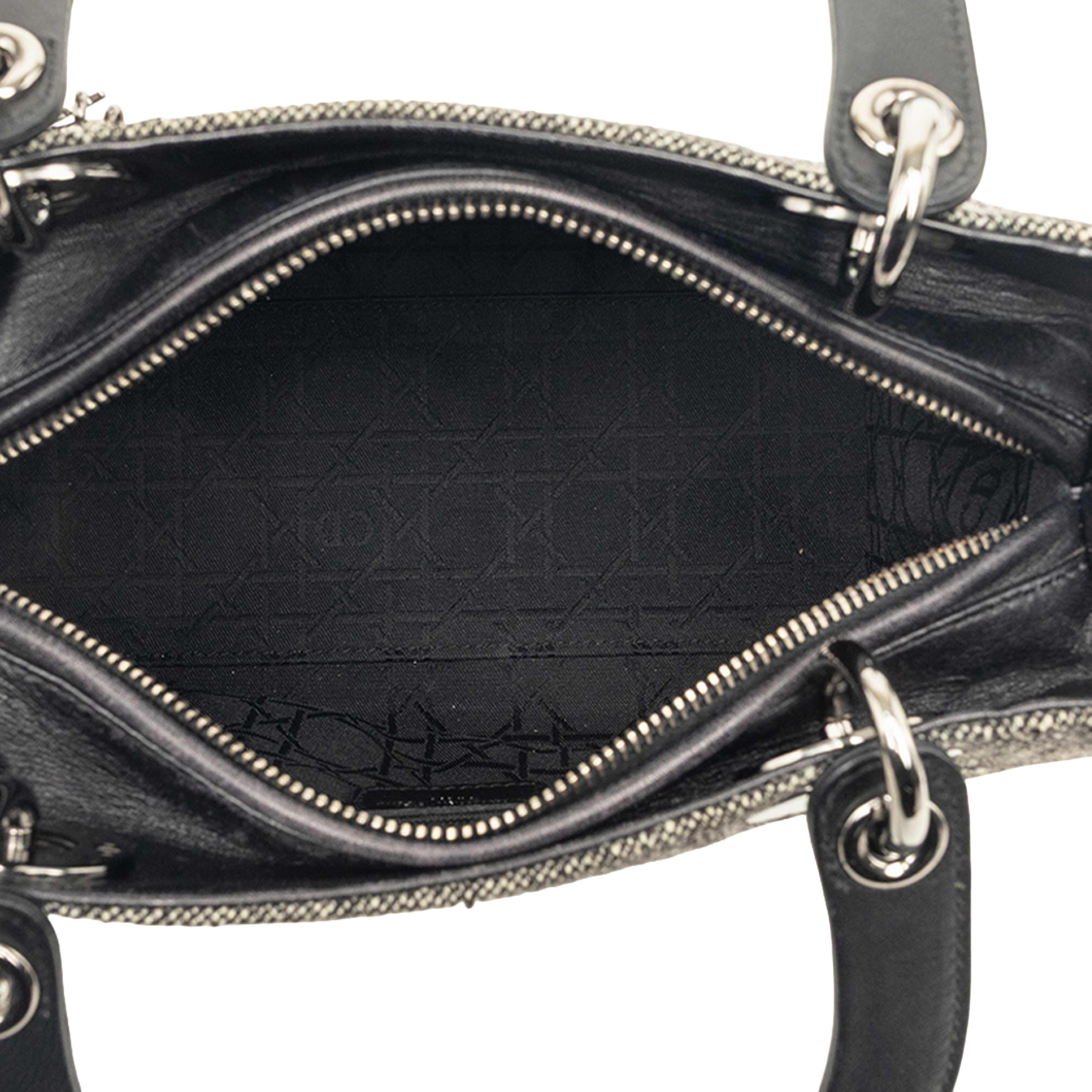 Dior Medium Tweed Lady Dior, från Luxclusif, i färgen grå. Klicka för att öppna bilden i stort format
