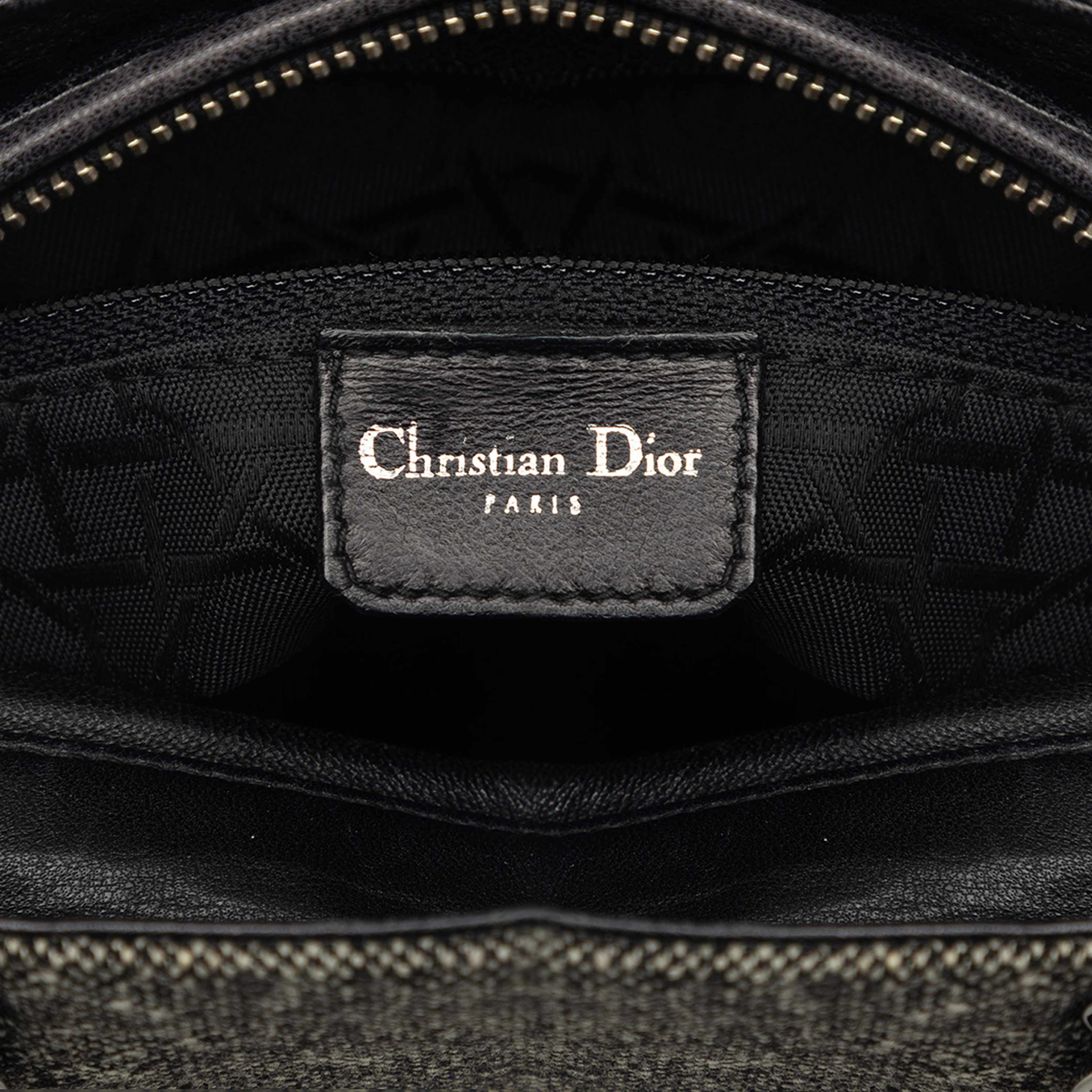 Dior Medium Tweed Lady Dior, från Luxclusif, i färgen grå. Klicka för att öppna bilden i stort format