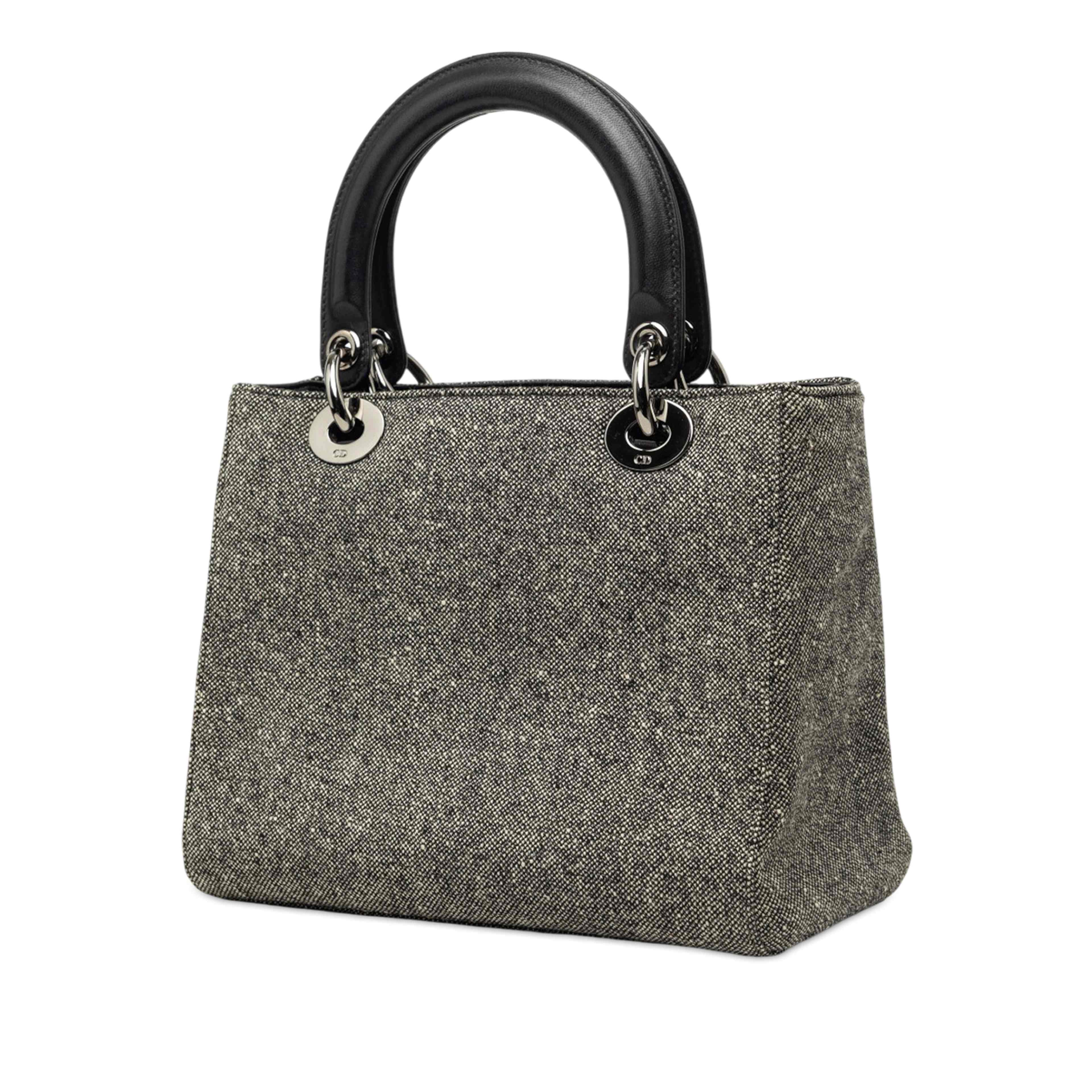 Dior Medium Tweed Lady Dior, från Luxclusif, i färgen grå. Klicka för att öppna bilden i stort format