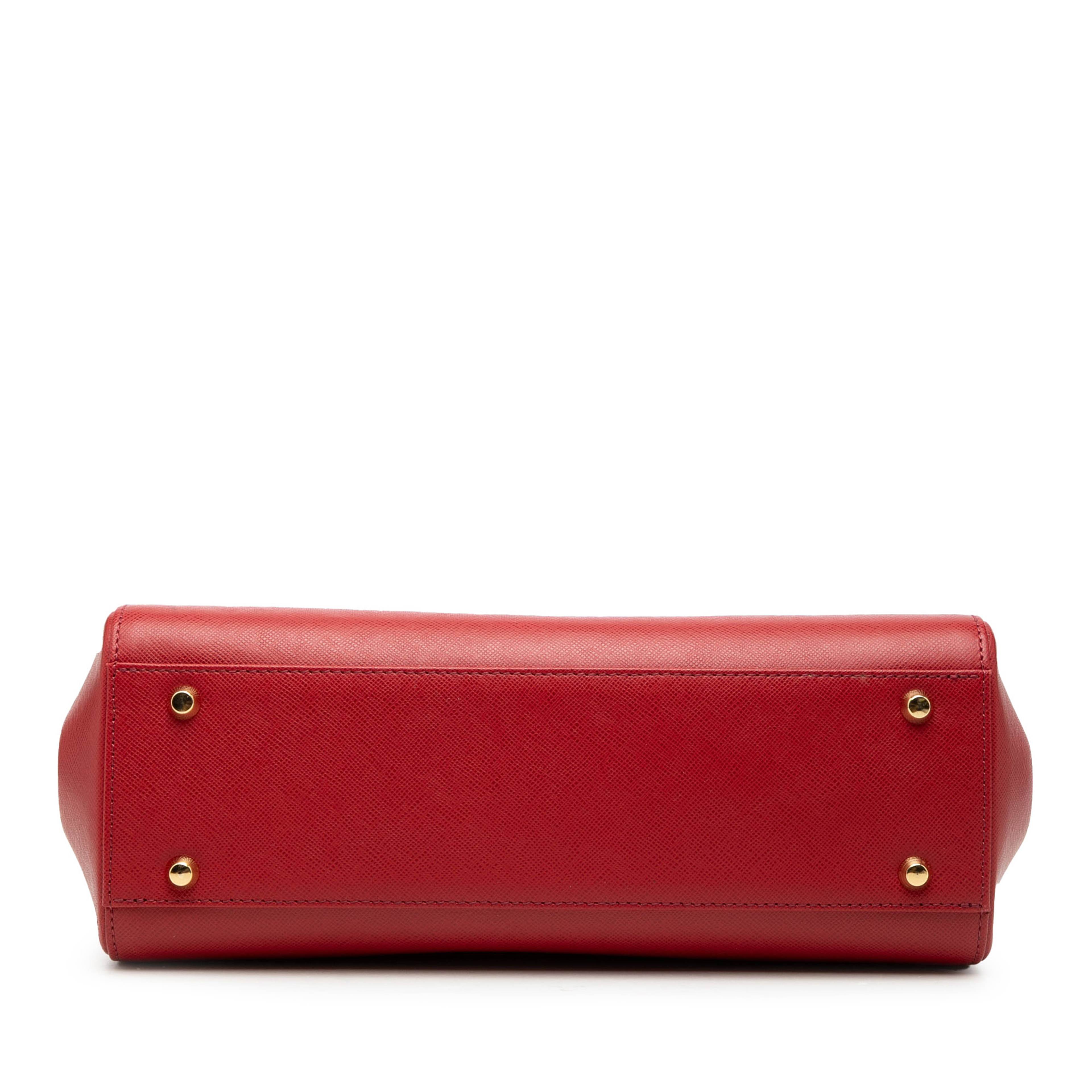 Burberry Leather Handbag, från Luxclusif, i färgen red. Klicka för att öppna bilden i stort format