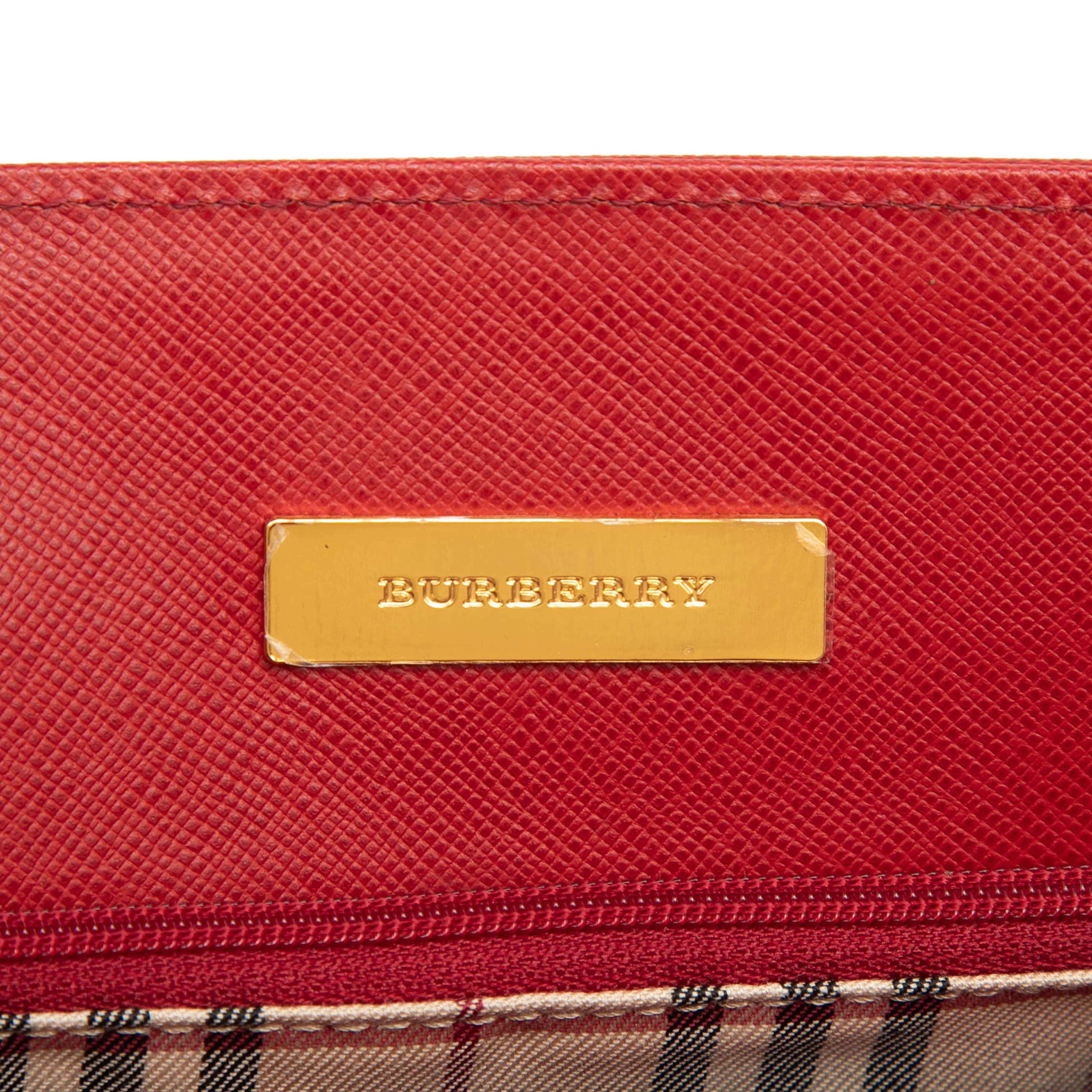 Burberry Leather Handbag, från Luxclusif, i färgen red. Klicka för att öppna bilden i stort format