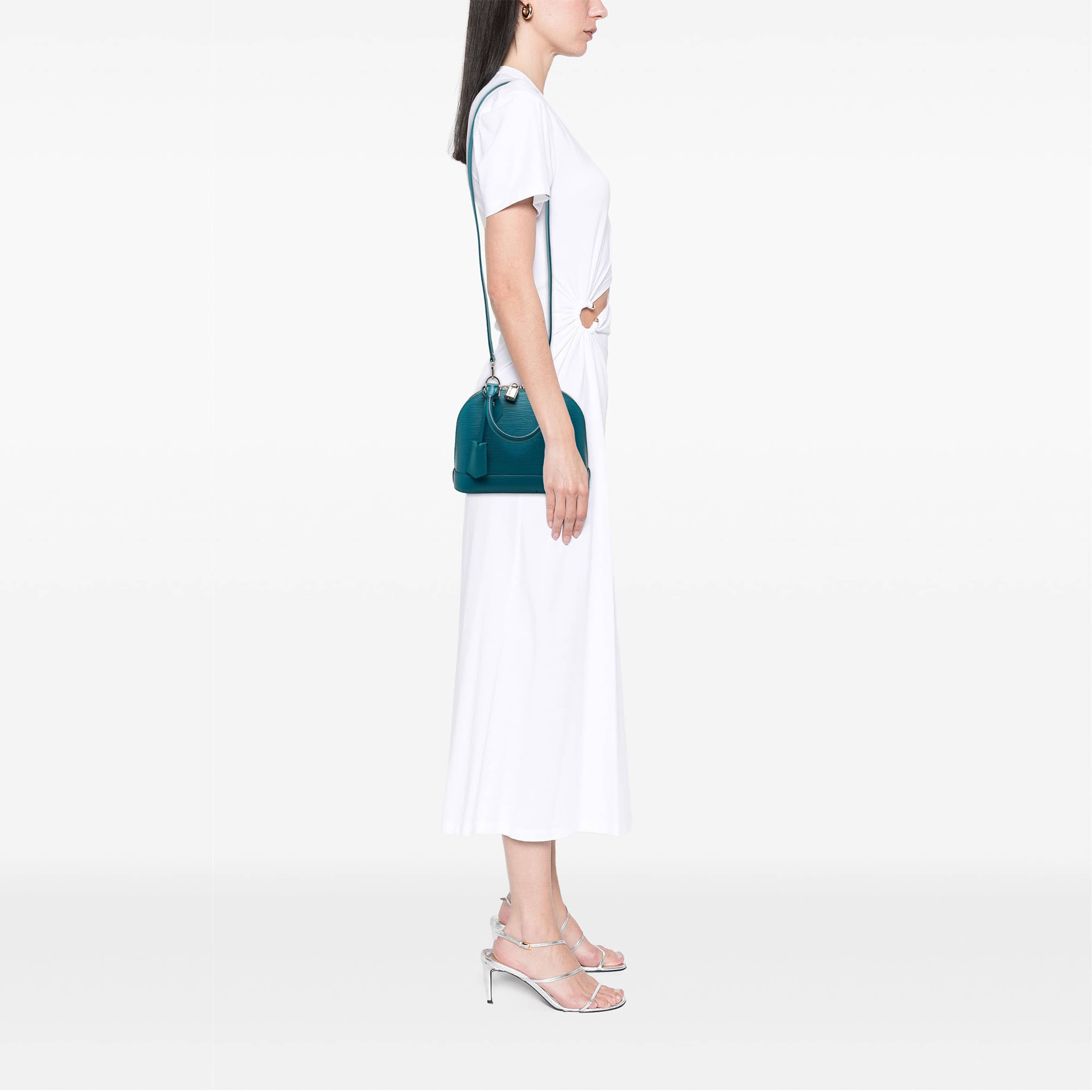 Louis Vuitton Epi Alma Bb, från Luxclusif, i färgen blå. Klicka för att öppna bilden i stort format