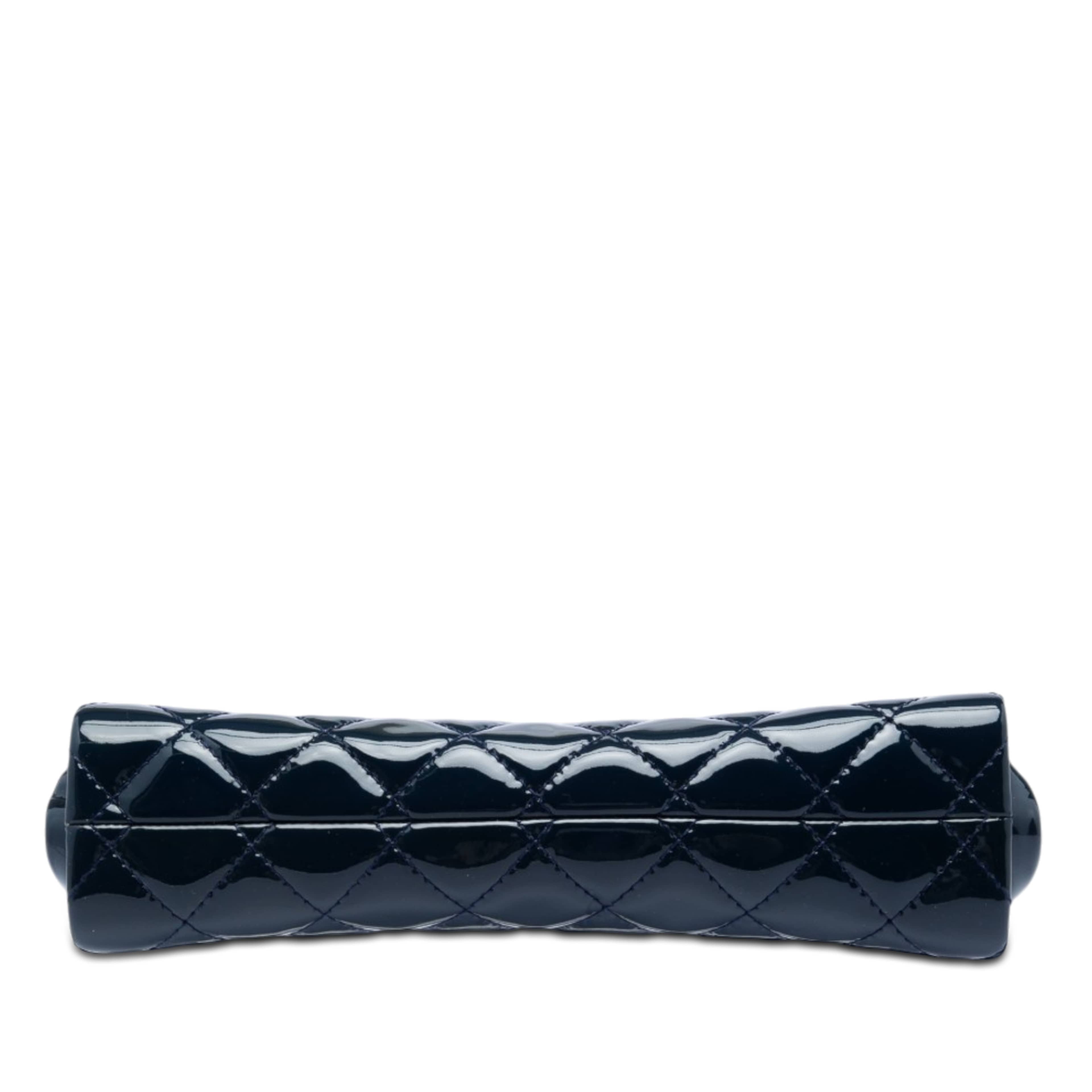 Chanel Cc Quilted Patent Timeless Clutch, från Luxclusif, i färgen blå. Klicka för att öppna bilden i stort format