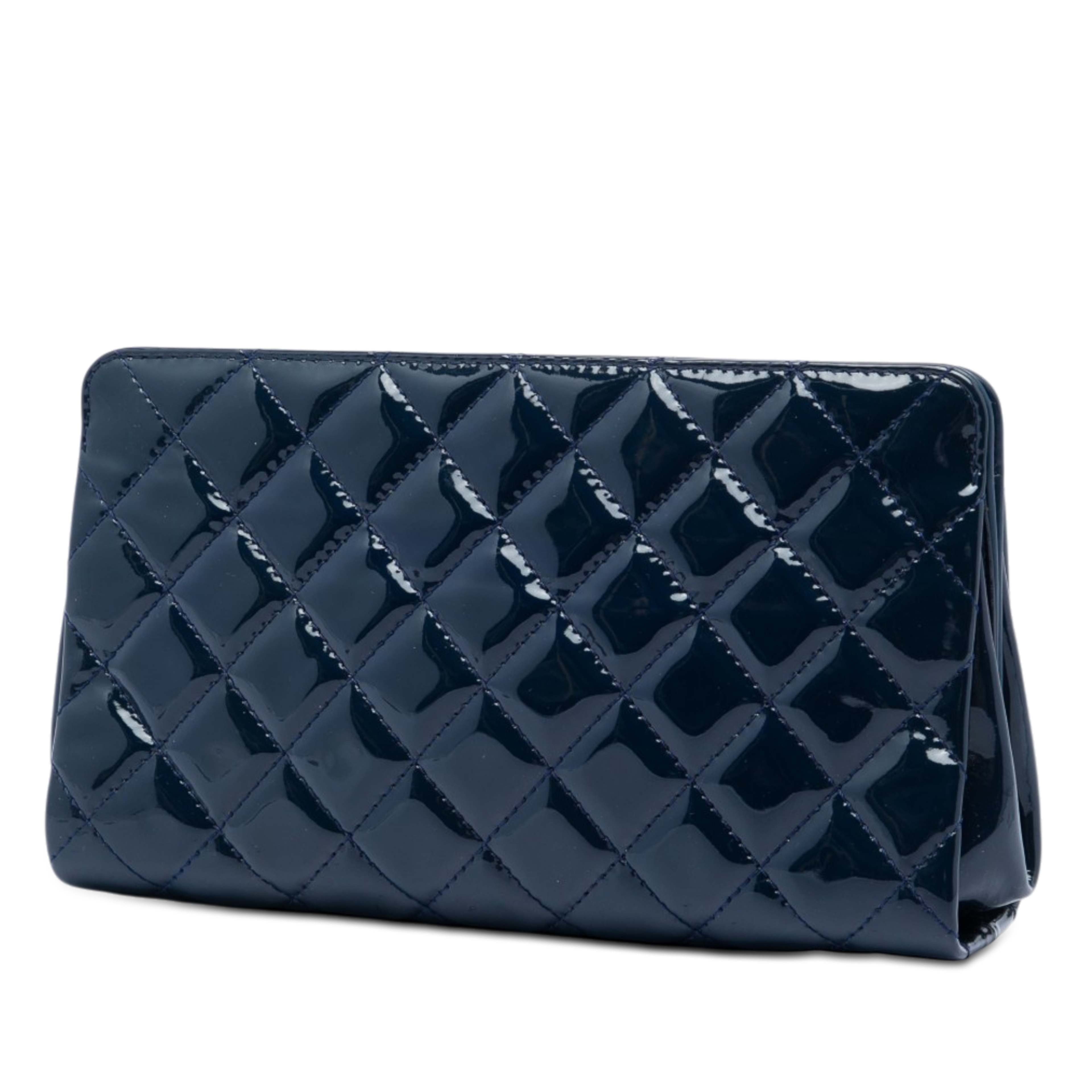 Chanel Cc Quilted Patent Timeless Clutch, från Luxclusif, i färgen blå. Klicka för att öppna bilden i stort format