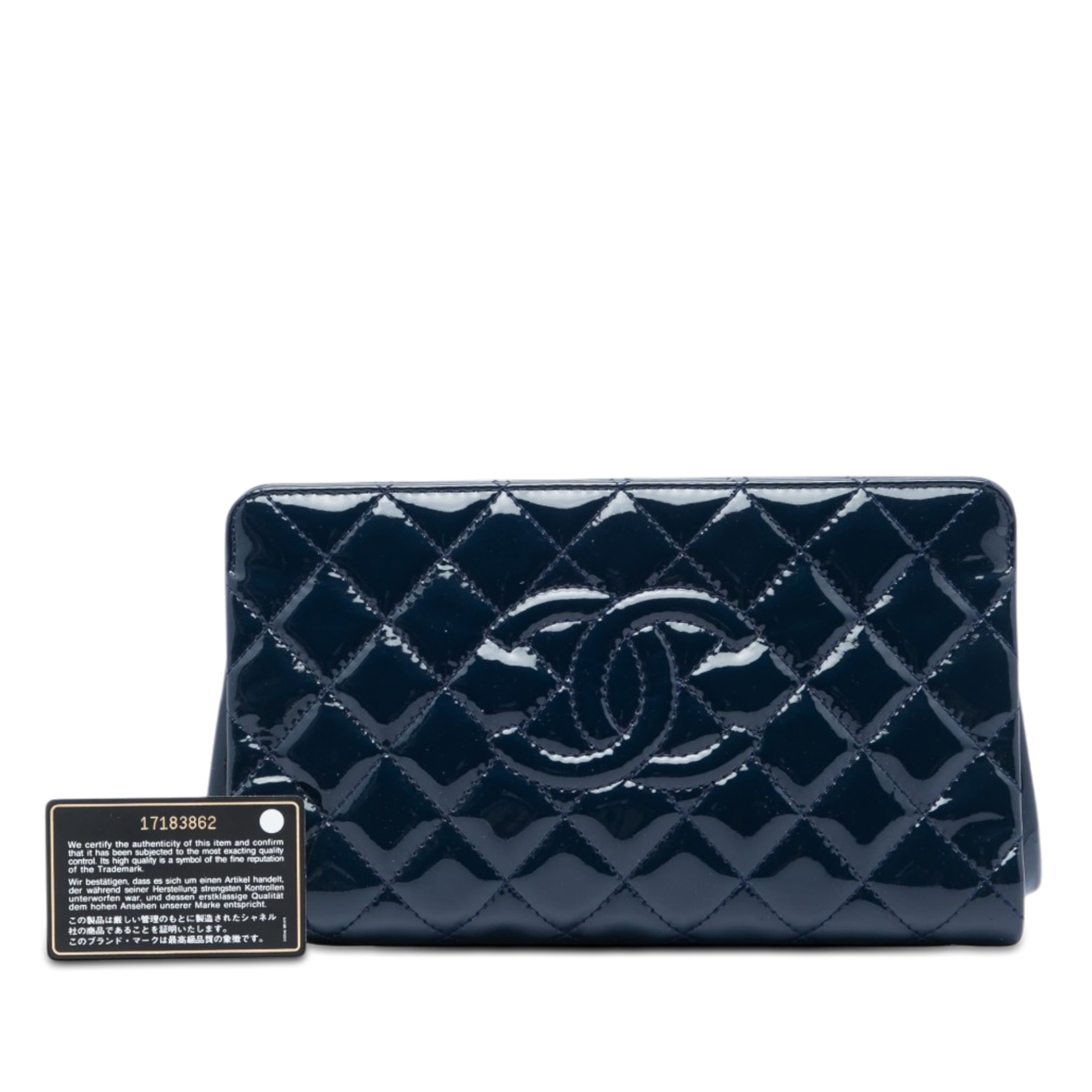 Chanel Cc Quilted Patent Timeless Clutch, från Luxclusif, i färgen blå. Klicka för att öppna bilden i stort format