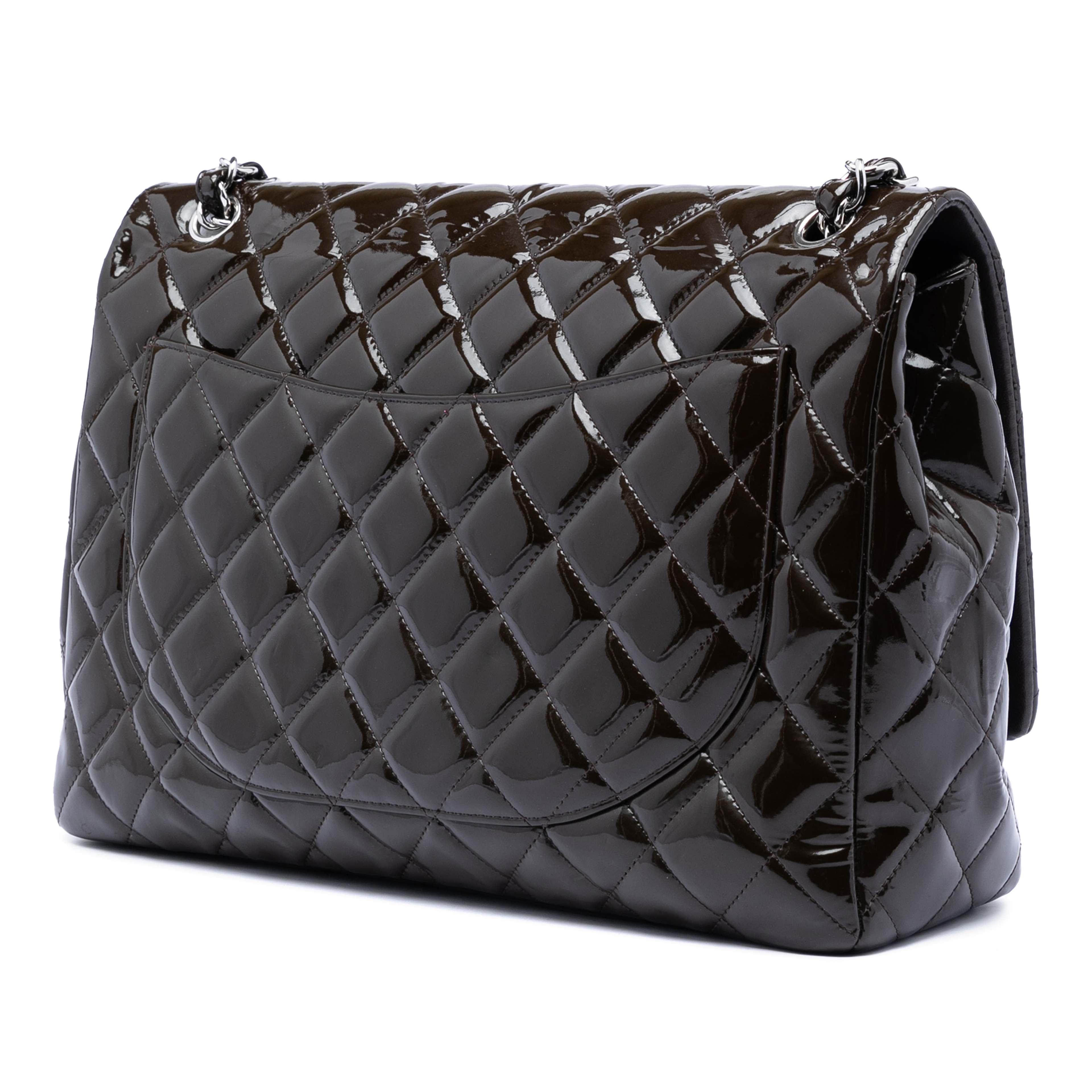 Chanel Maxi Classic Patent Double Flap, från Luxclusif, i färgen dark brown. Klicka för att öppna bilden i stort format