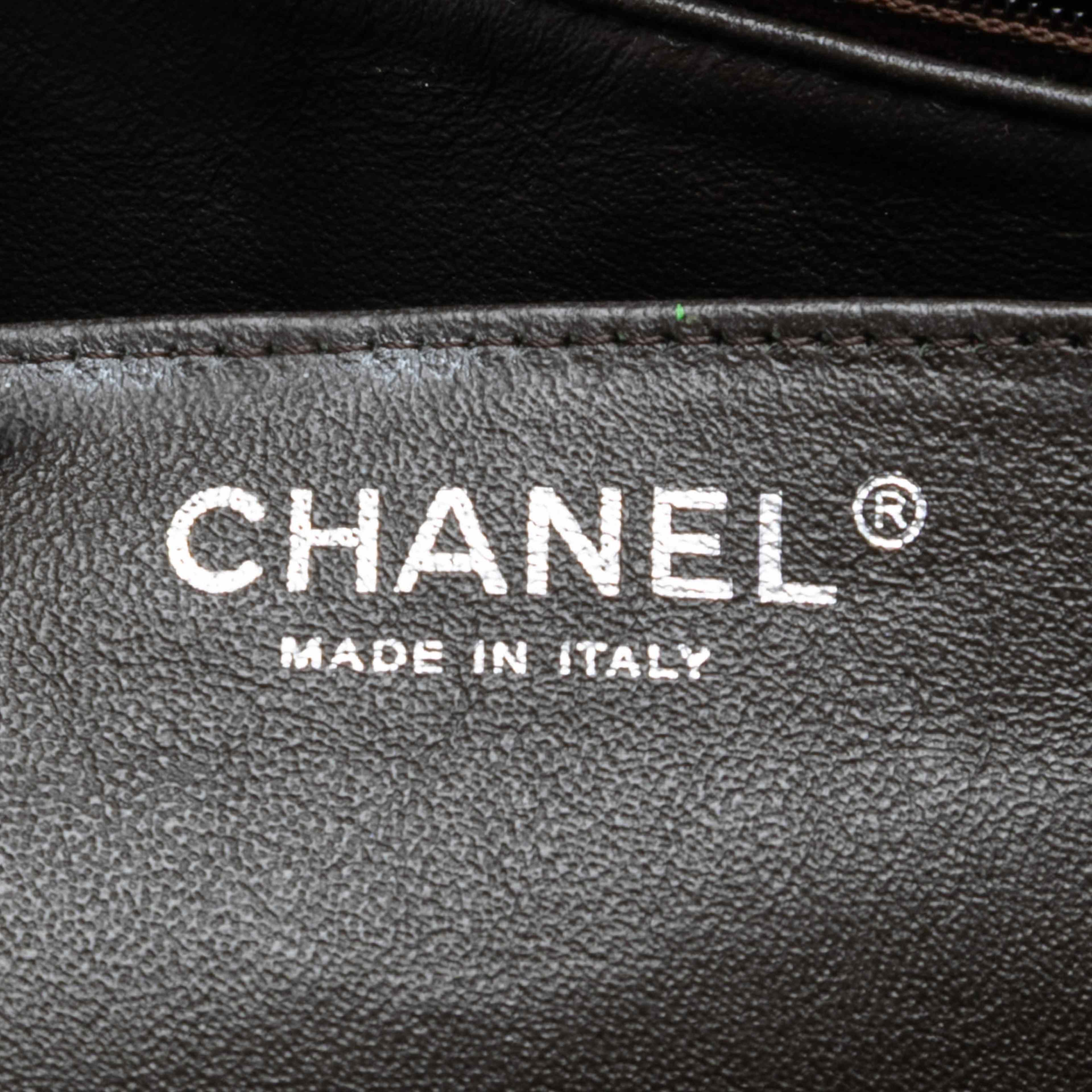 Chanel Maxi Classic Patent Double Flap, från Luxclusif, i färgen dark brown. Klicka för att öppna bilden i stort format