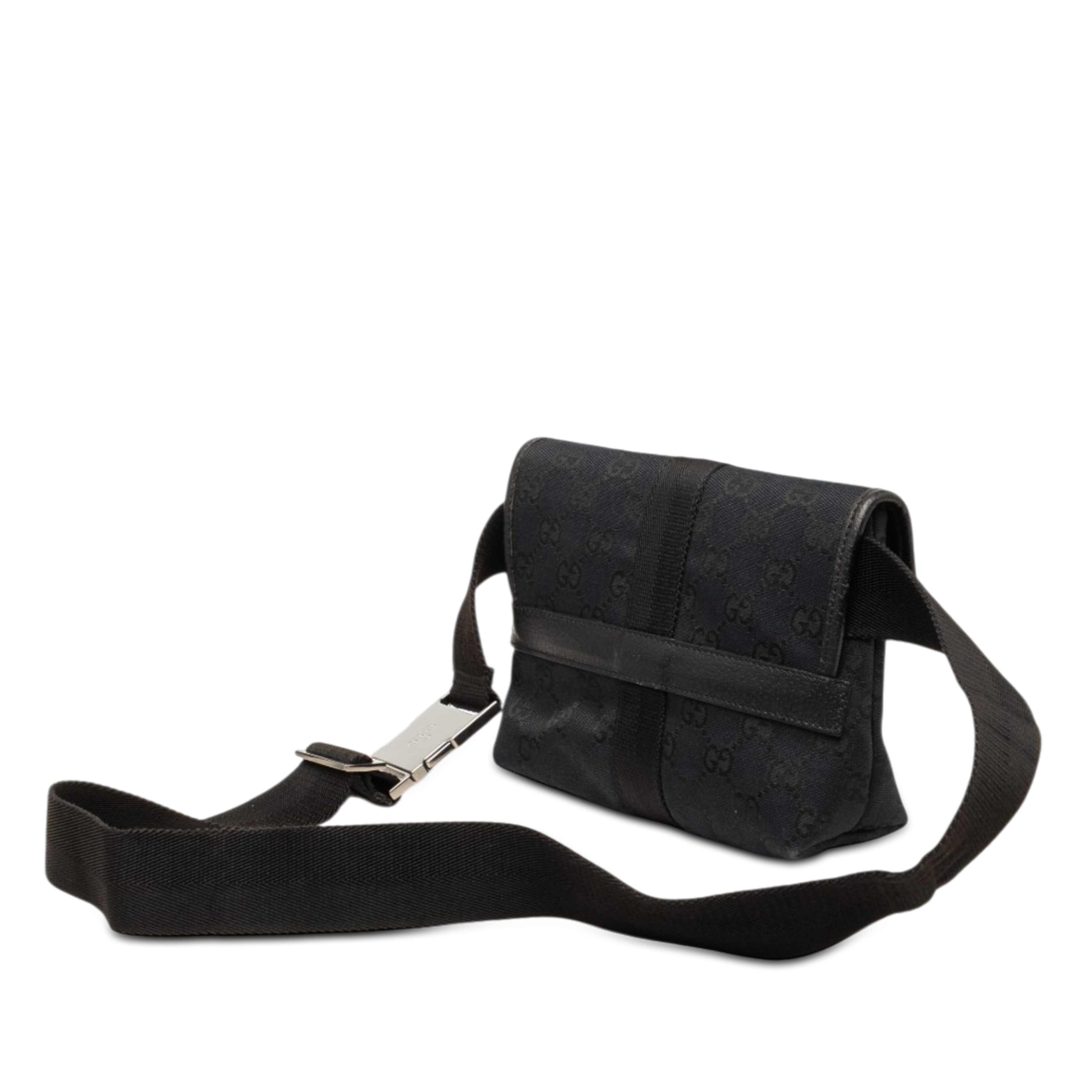 Gucci Gg Canvas Belt Bag, från Luxclusif, i färgen svart. Klicka för att öppna bilden i stort format