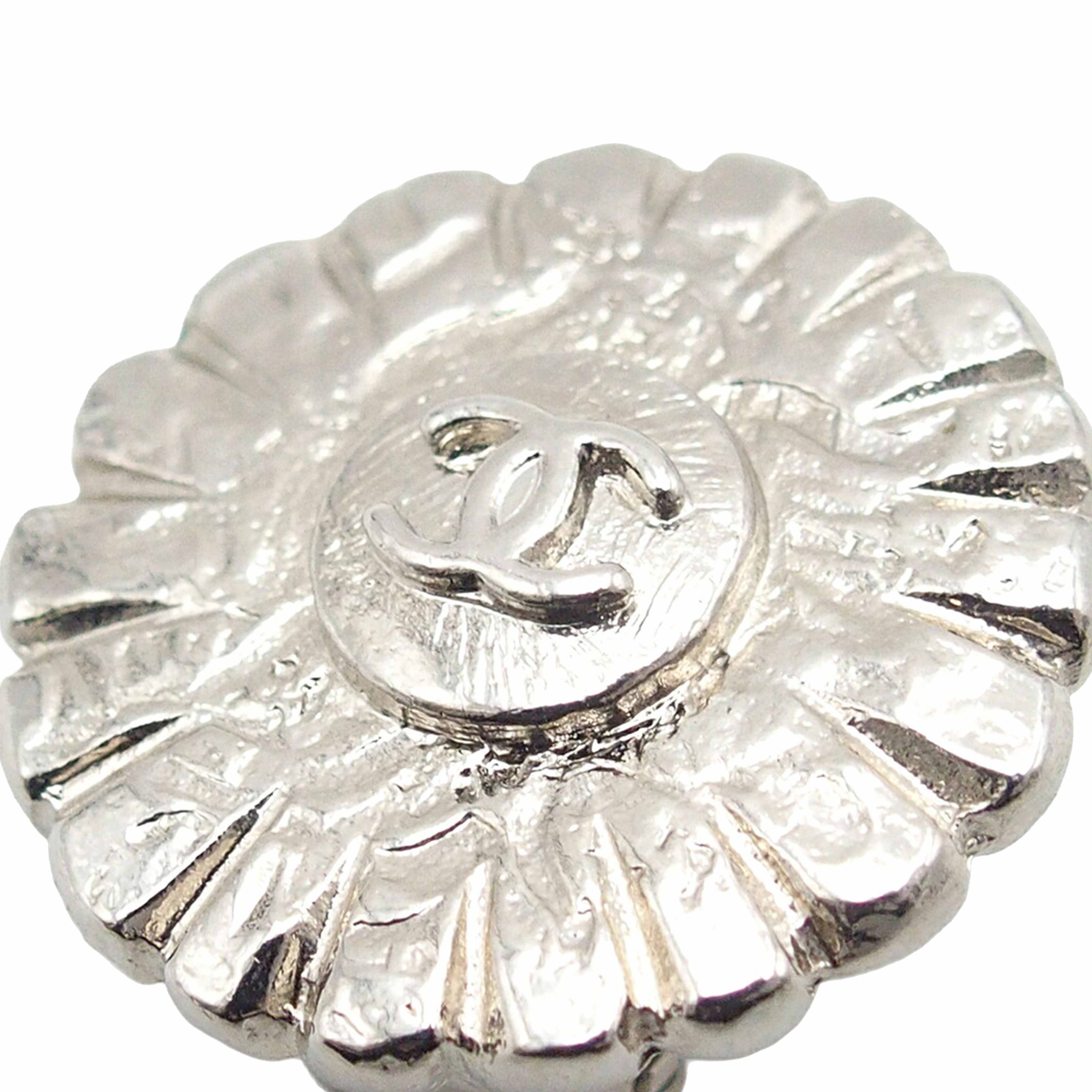Chanel Cc Silver Plated Sunflower Clip On Earrings, från Luxclusif, i färgen silver. Klicka för att öppna bilden i stort format