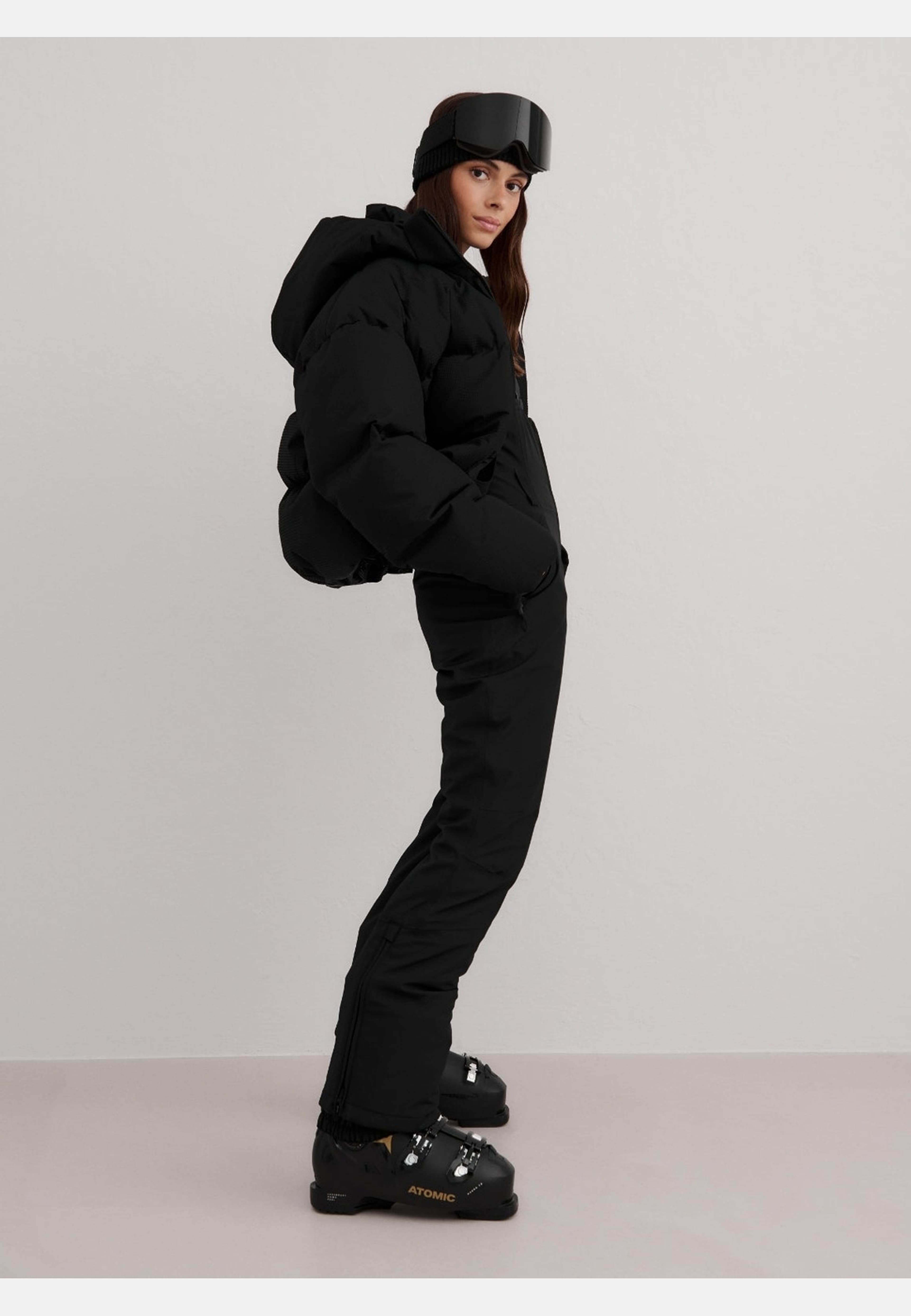 Cortina Puffer Jacket, från aim'n, i färgen black. Klicka för att öppna bilden i stort format