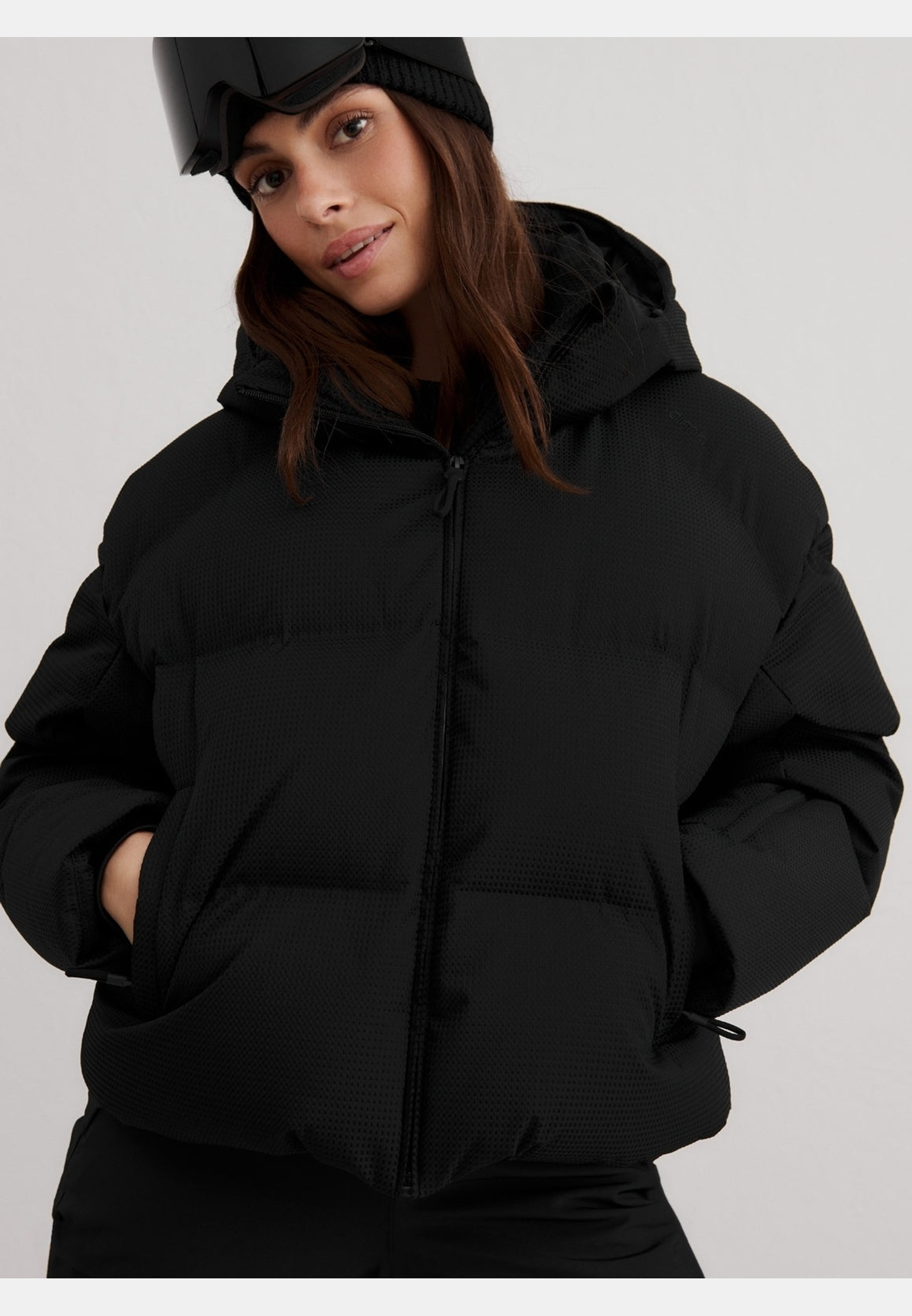 Cortina Puffer Jacket, från aim'n, i färgen black. Klicka för att öppna bilden i stort format