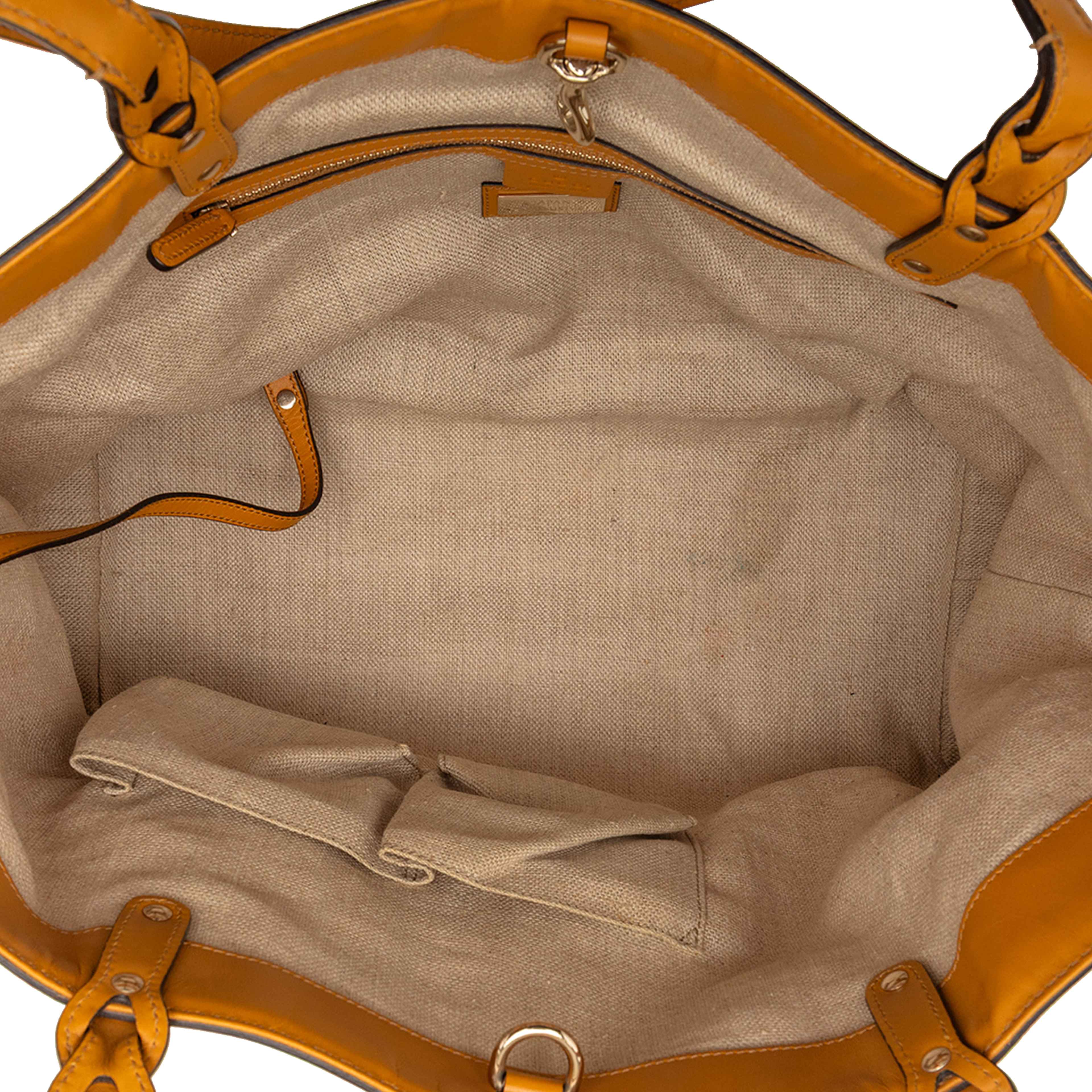 Gucci Medium Canvas Craft Tote, från Luxclusif, i färgen light beige. Klicka för att öppna bilden i stort format