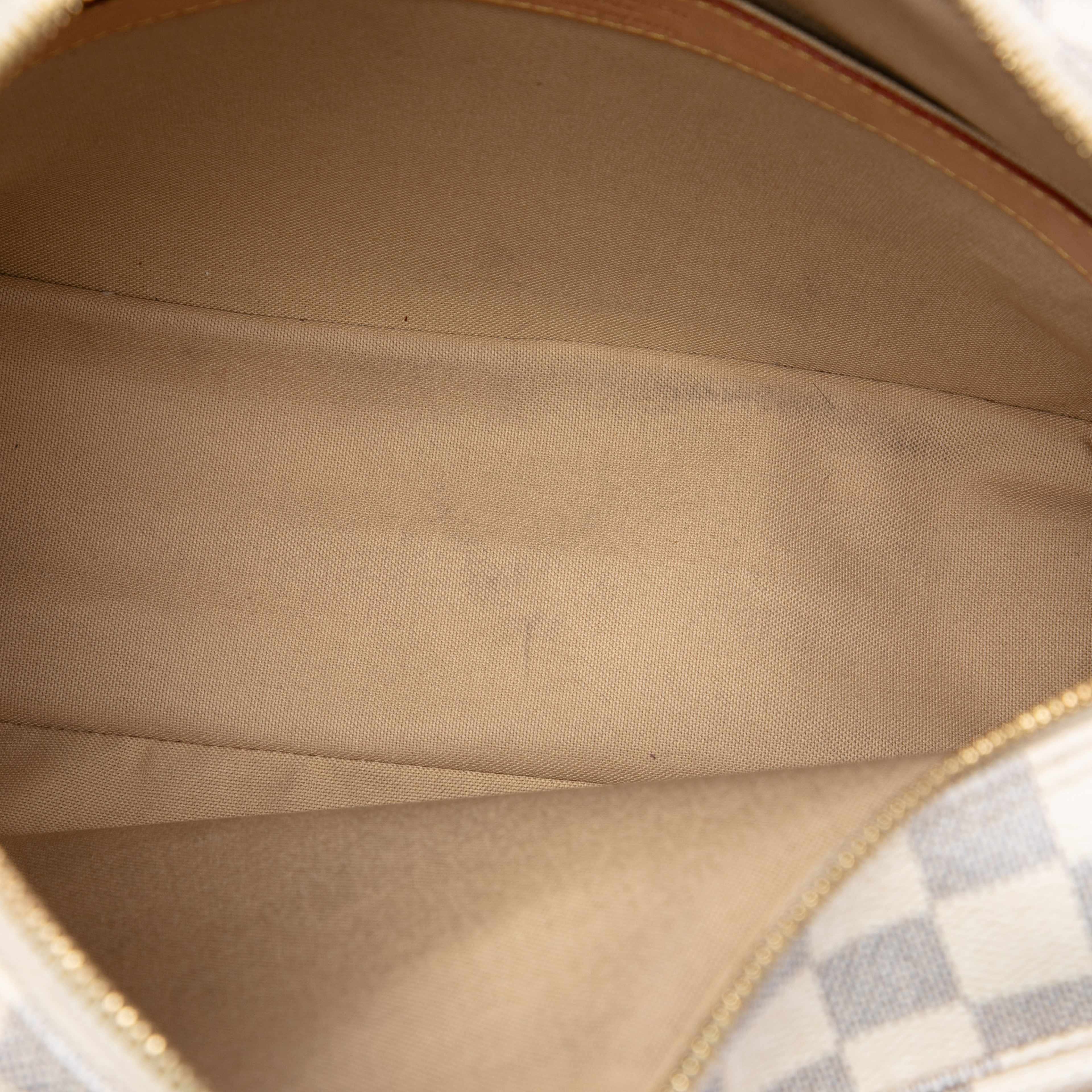 Louis Vuitton Damier Azur Naviglio, från Luxclusif, i färgen vit. Klicka för att öppna bilden i stort format