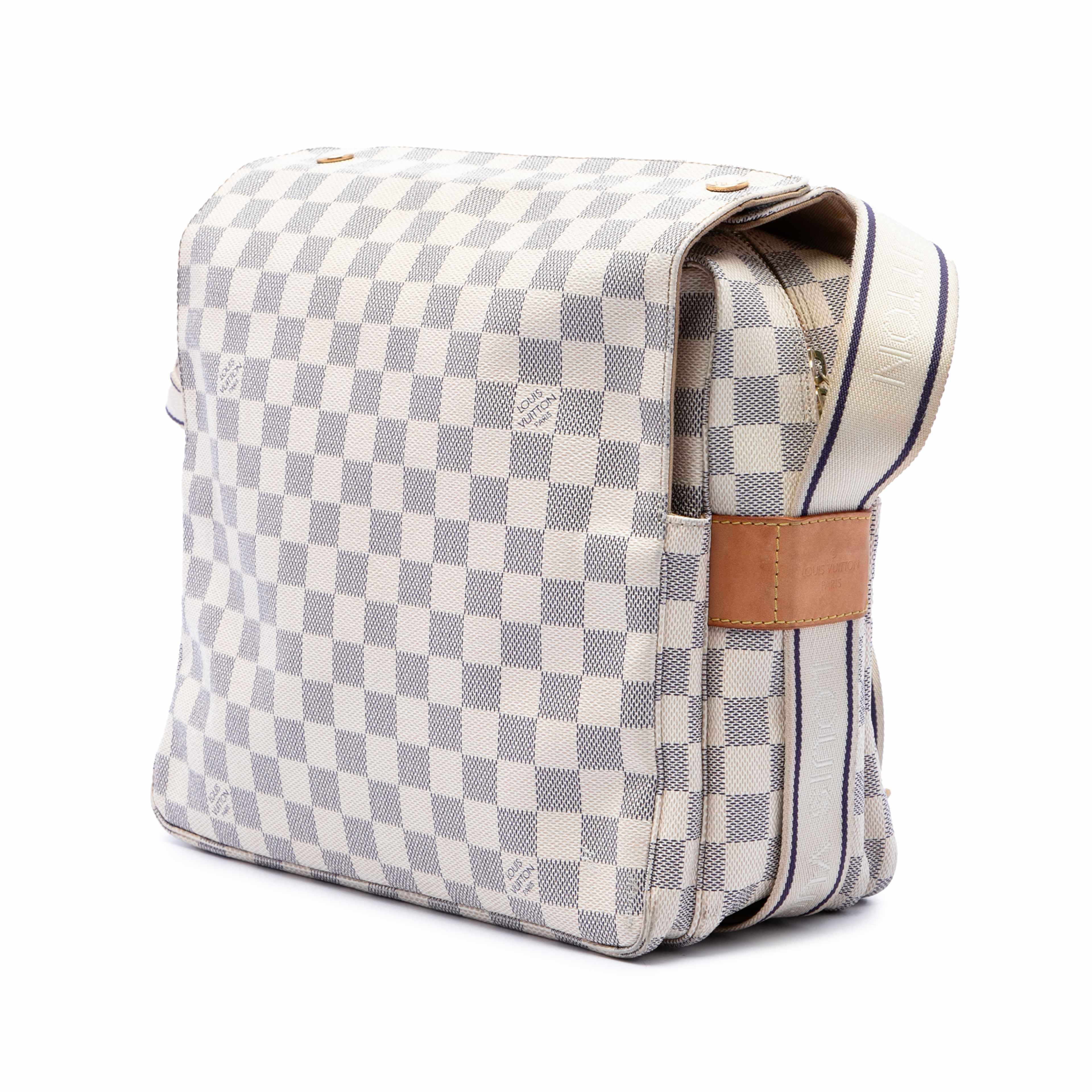 Louis Vuitton Damier Azur Naviglio, från Luxclusif, i färgen vit. Klicka för att öppna bilden i stort format