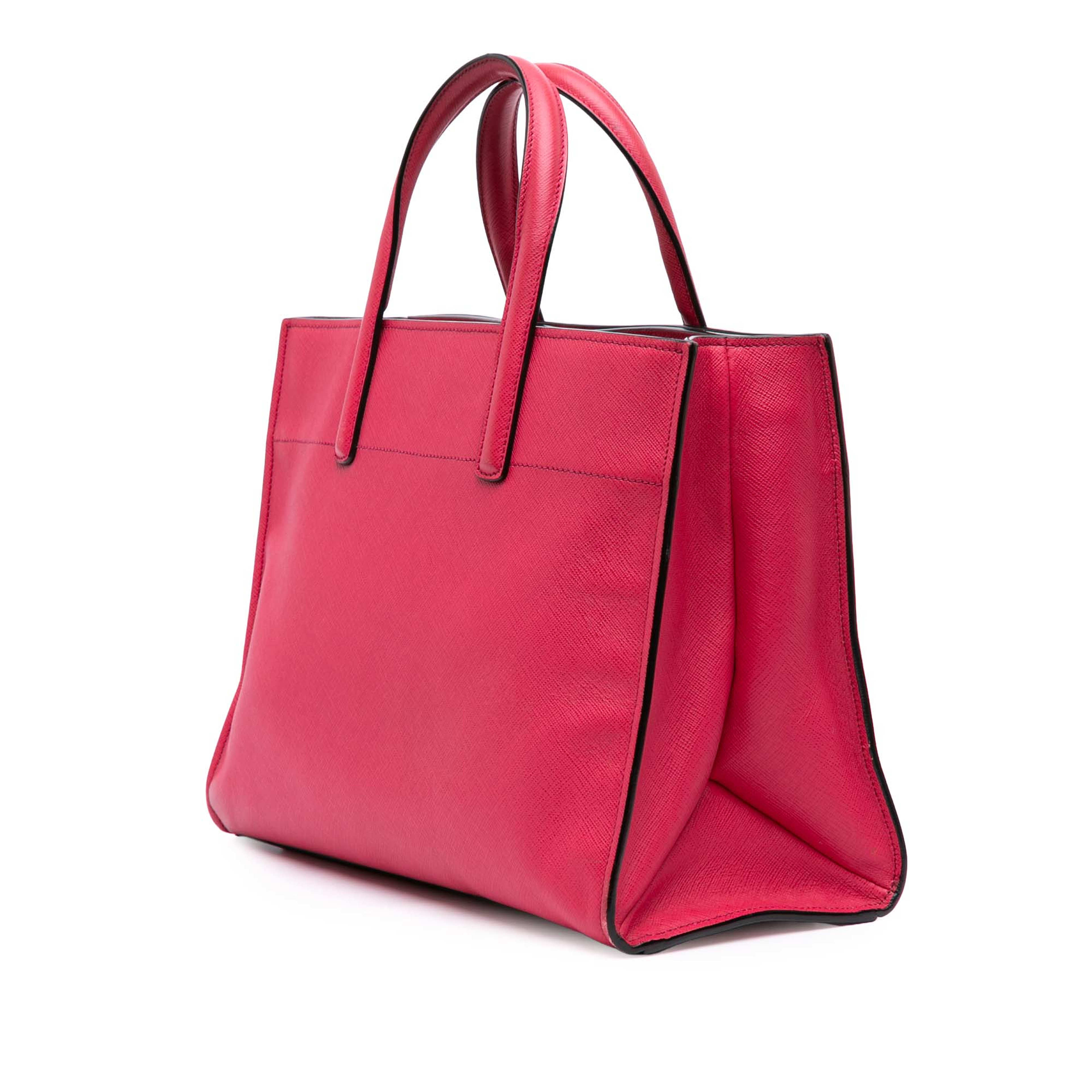 Prada Saffiano Soft Triple Pocket Tote, från Luxclusif, i färgen pink. Klicka för att öppna bilden i stort format