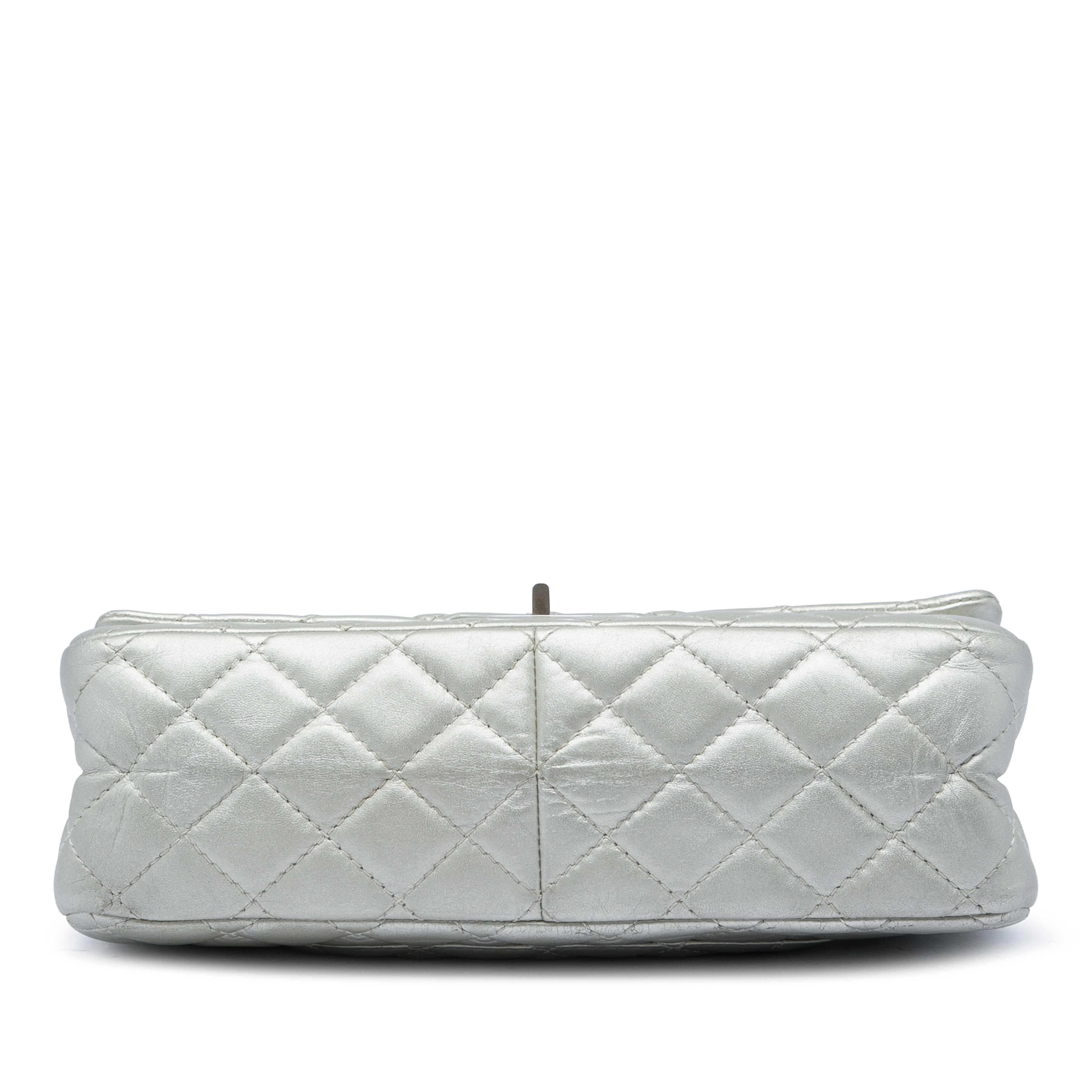Chanel Quilted Metallic Lambskin Reissue 2.55 Double Flap 226, från Luxclusif, i färgen silver. Klicka för att öppna bilden i stort format