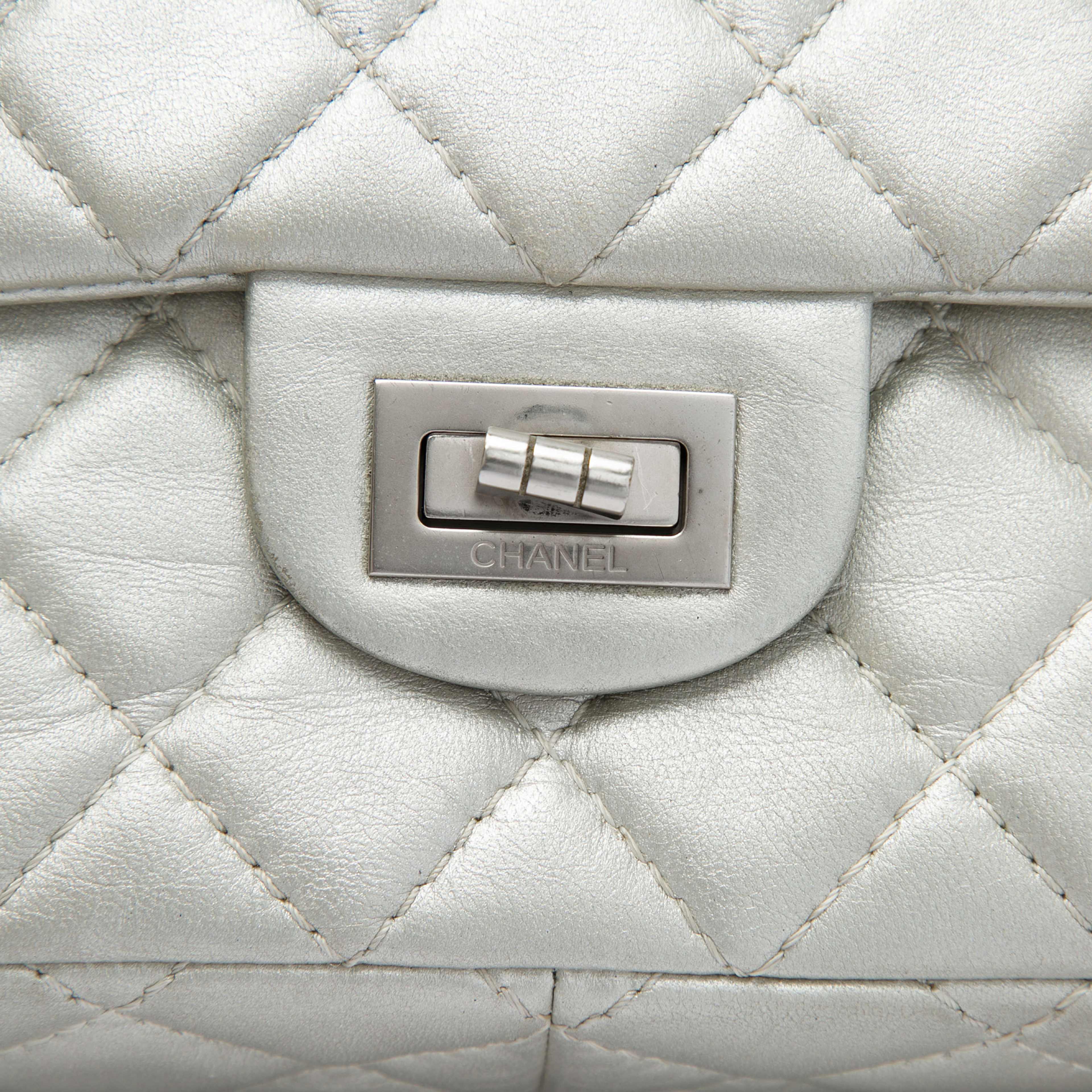 Chanel Quilted Metallic Lambskin Reissue 2.55 Double Flap 226, från Luxclusif, i färgen silver. Klicka för att öppna bilden i stort format