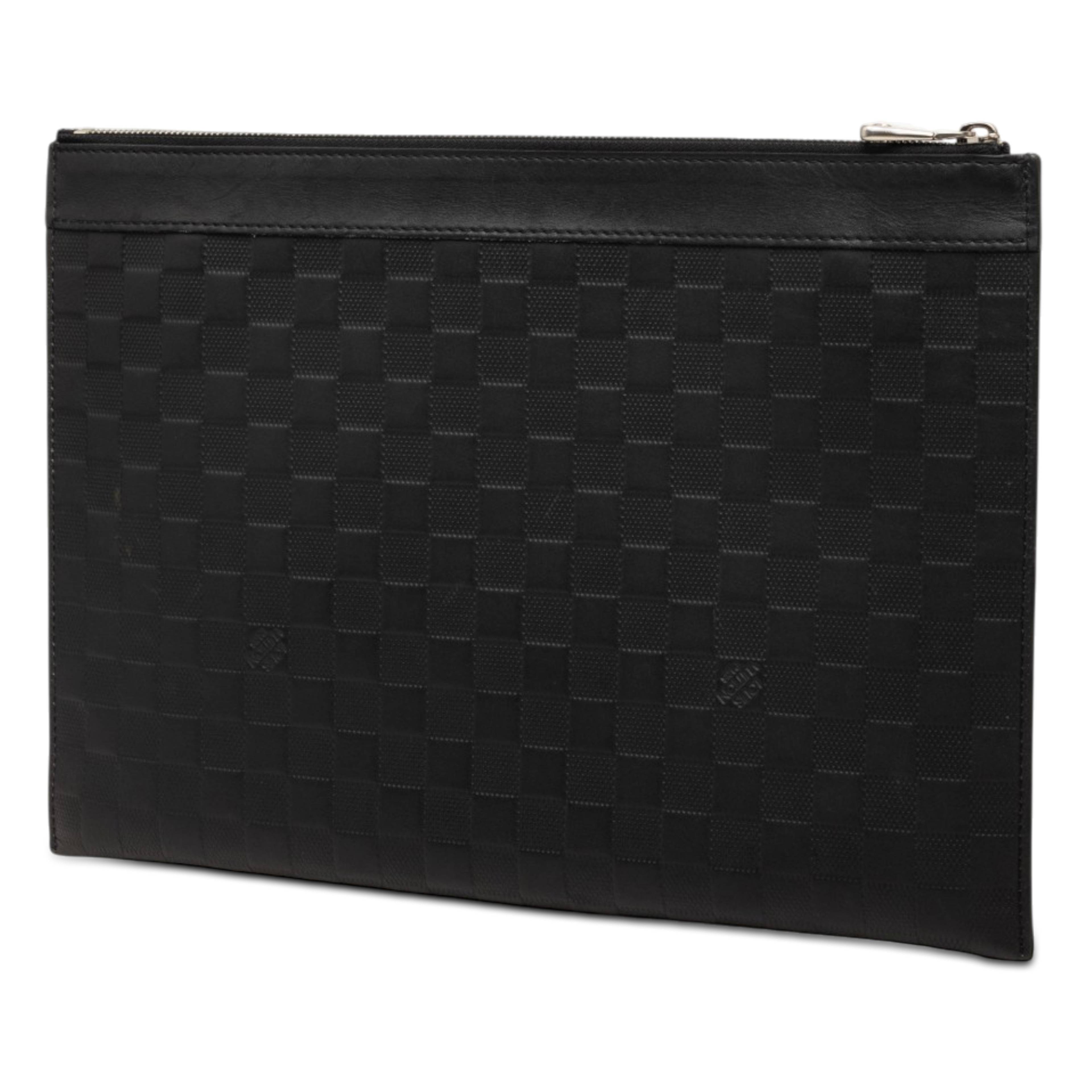 Louis Vuitton Damier Infini Pochette Discovery Gm, från Luxclusif, i färgen black. Klicka för att öppna bilden i stort format