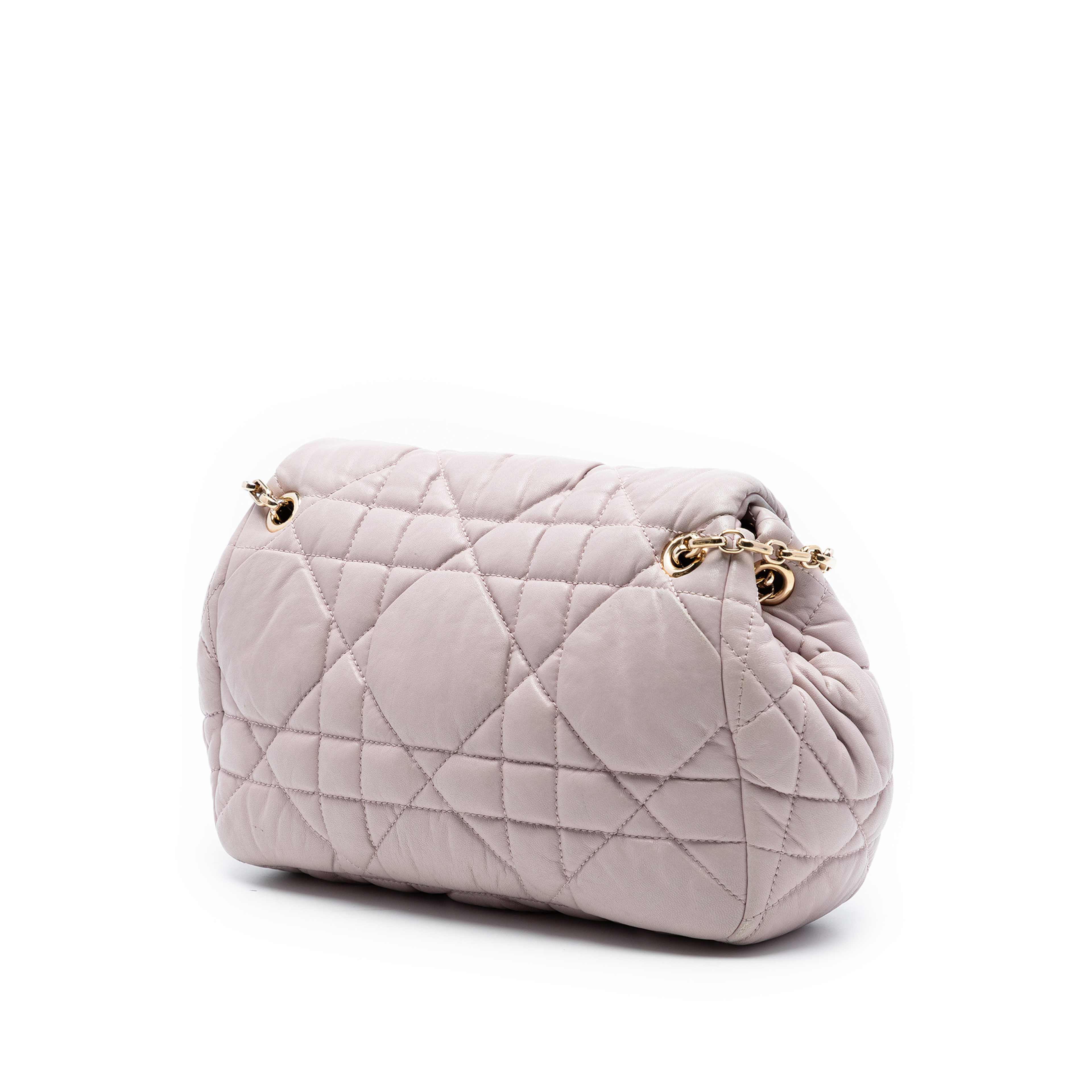 Dior Lambskin Cannage Milly La Foret Shoulder Bag, från Luxclusif, i färgen light pink. Klicka för att öppna bilden i stort format