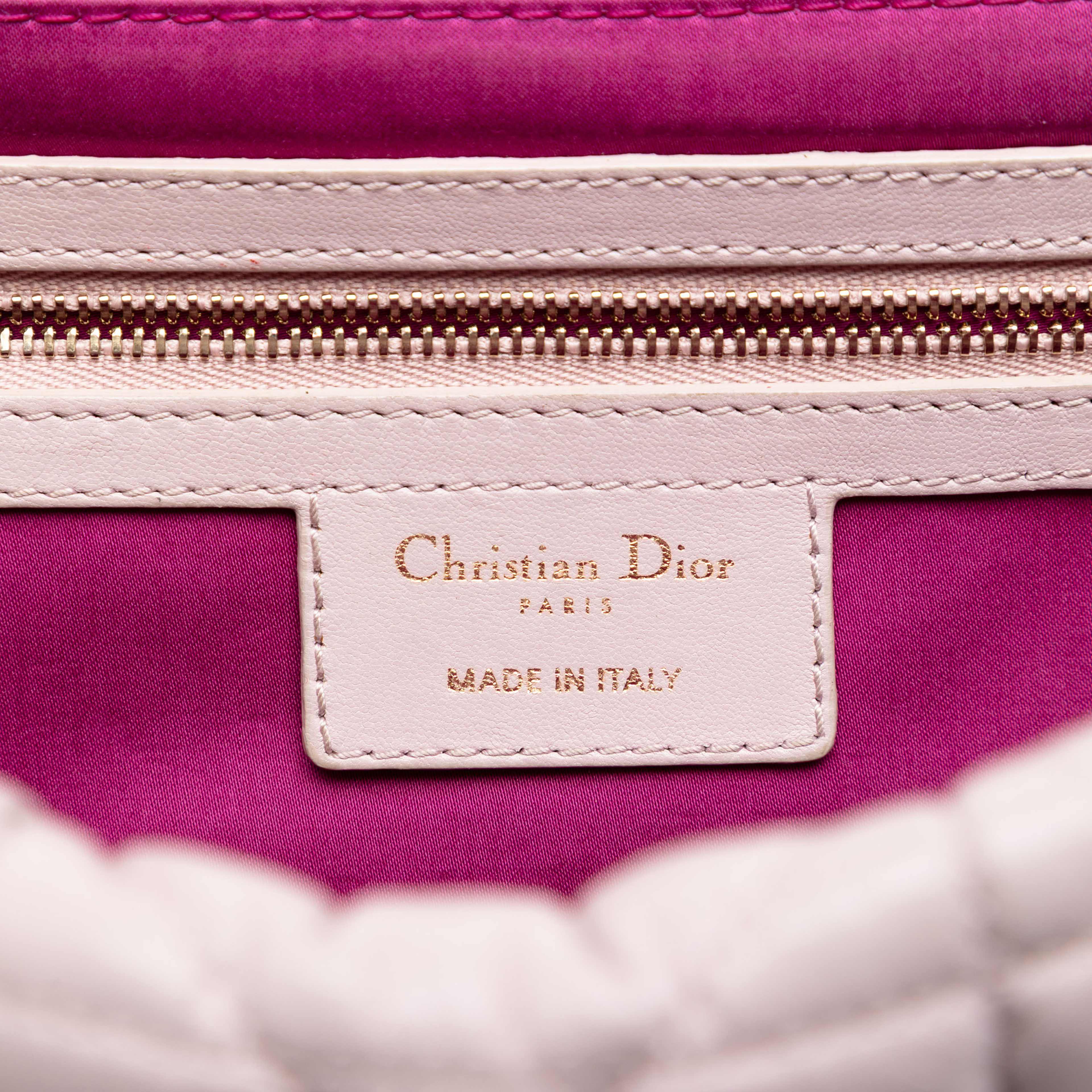 Dior Lambskin Cannage Milly La Foret Shoulder Bag, från Luxclusif, i färgen light pink. Klicka för att öppna bilden i stort format