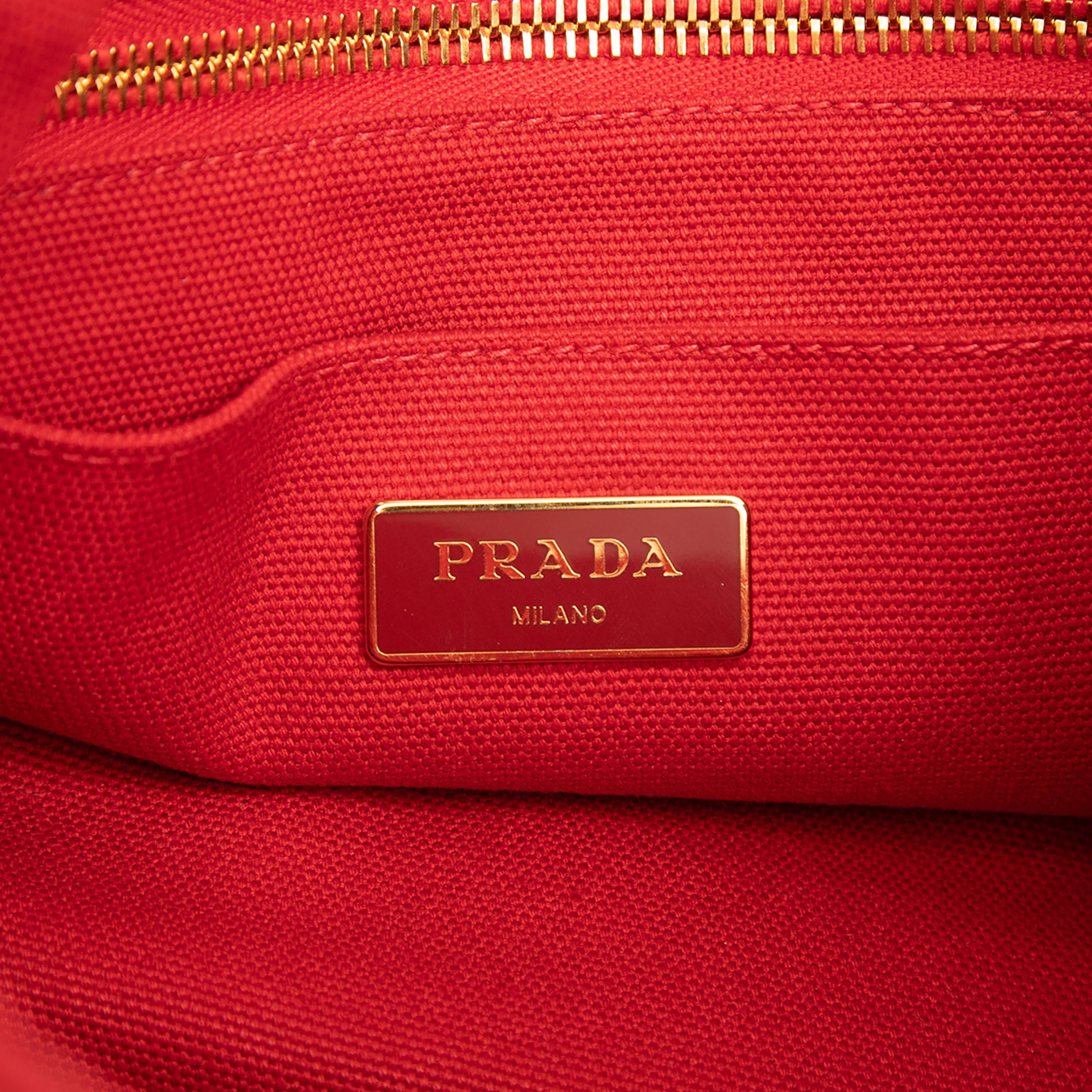 Prada Small Canvas Canapa Logo Tote, från Luxclusif, i färgen röd. Klicka för att öppna bilden i stort format