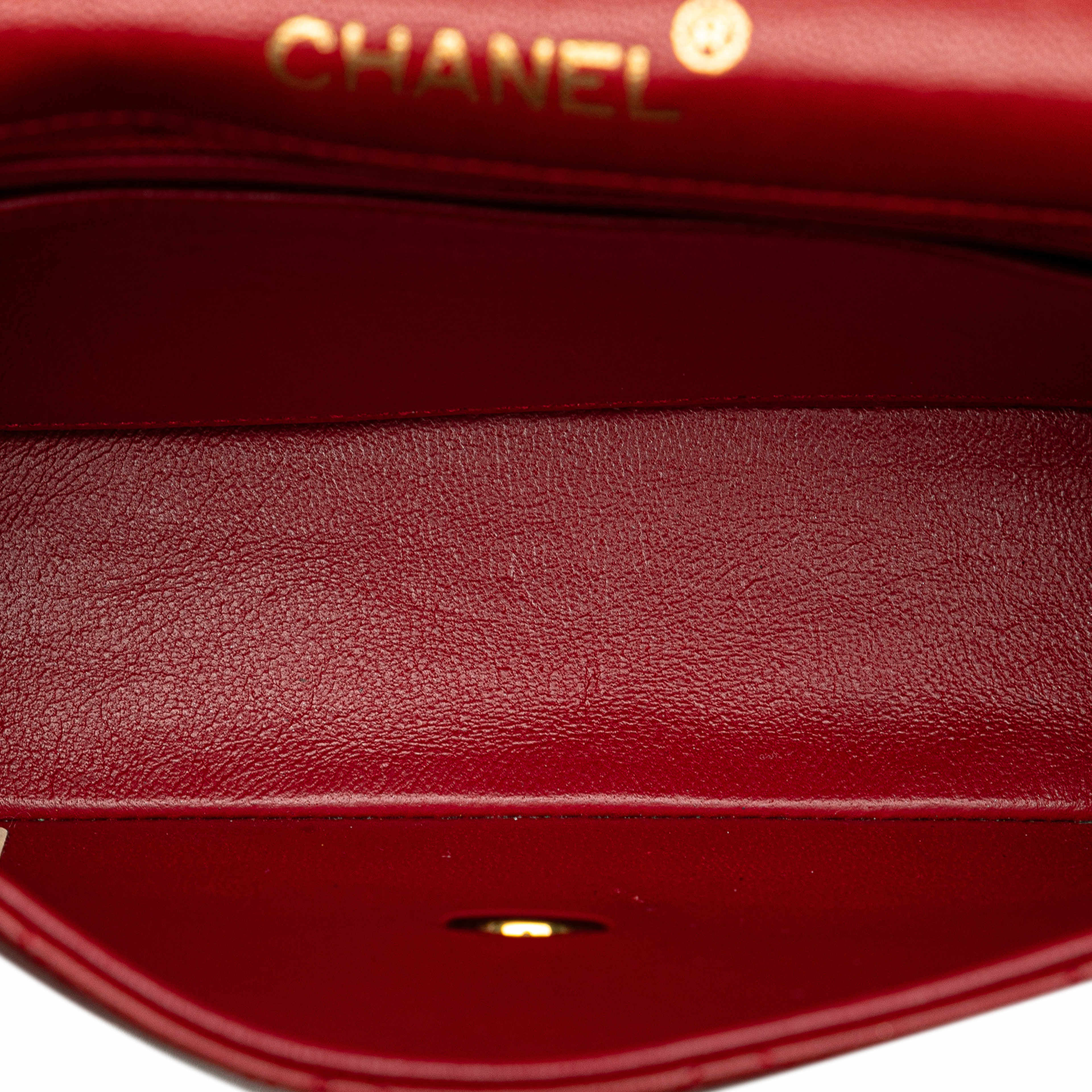 Chanel Micro Classic Lambskin Belt Bag, från Luxclusif, i färgen red. Klicka för att öppna bilden i stort format