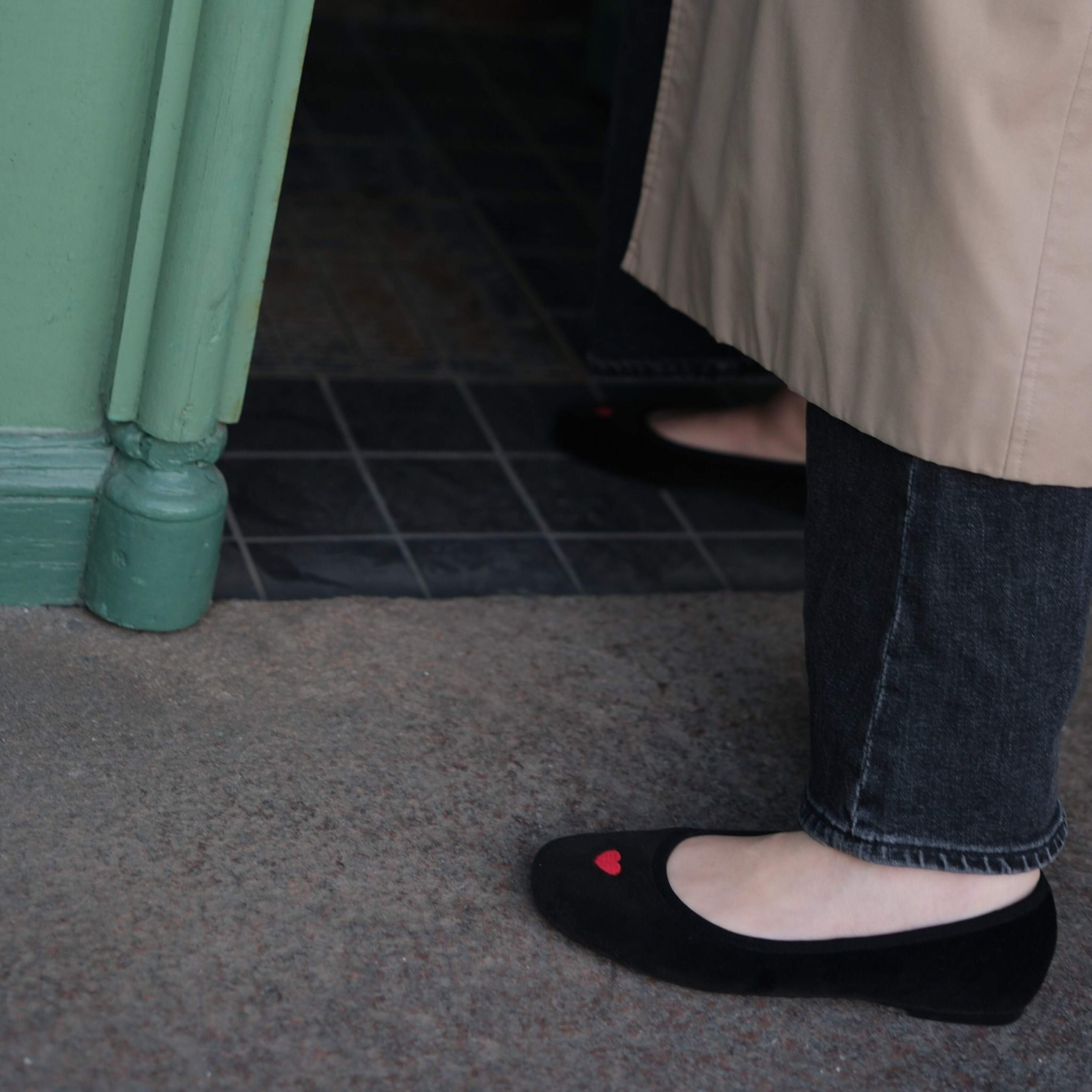 Ballerina Erika Med Brodyr Sammet Svart, från Ailyflats, i färgen black. Klicka för att öppna bilden i stort format