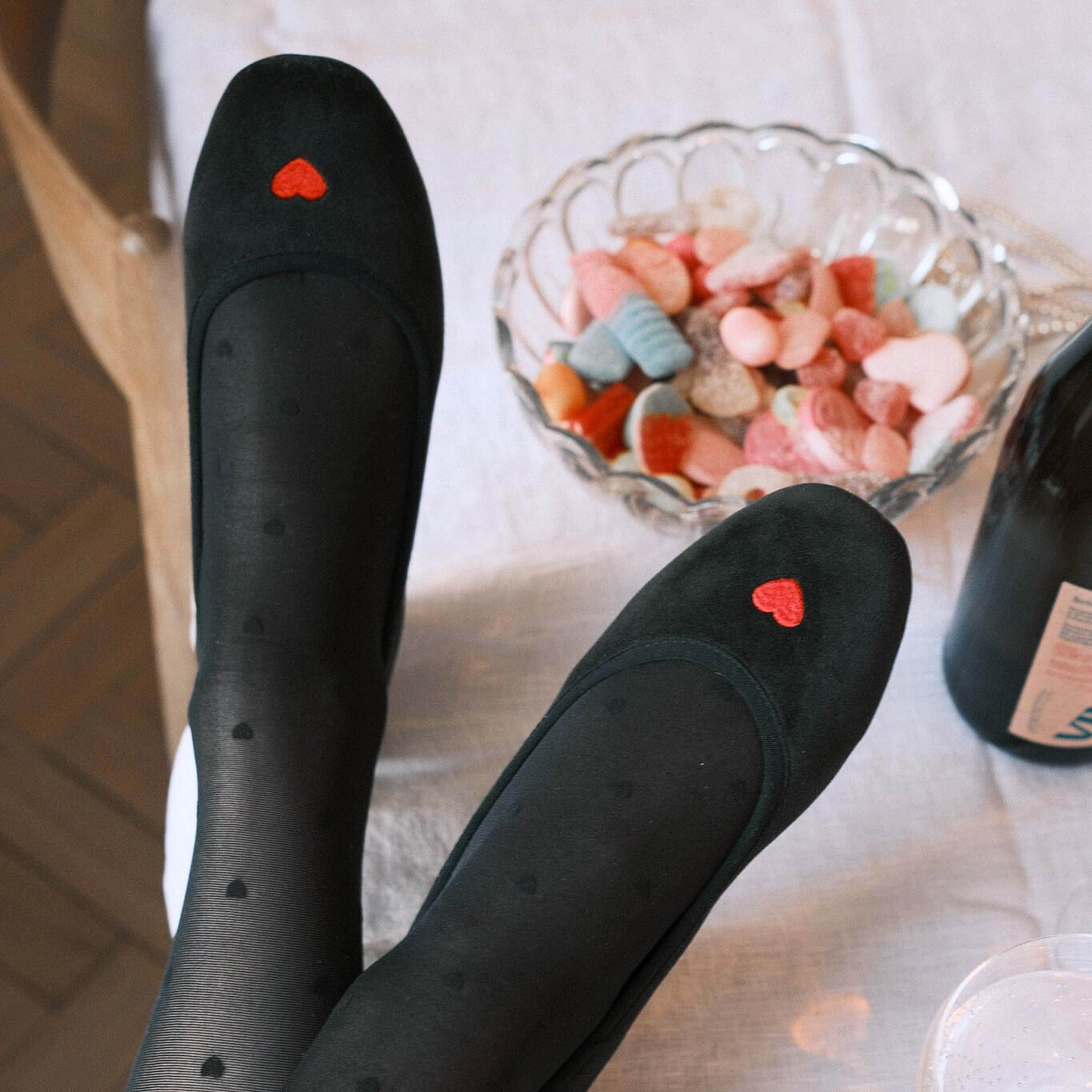 Ballerina Erika Med Brodyr Sammet Svart, från Ailyflats, i färgen black. Klicka för att öppna bilden i stort format