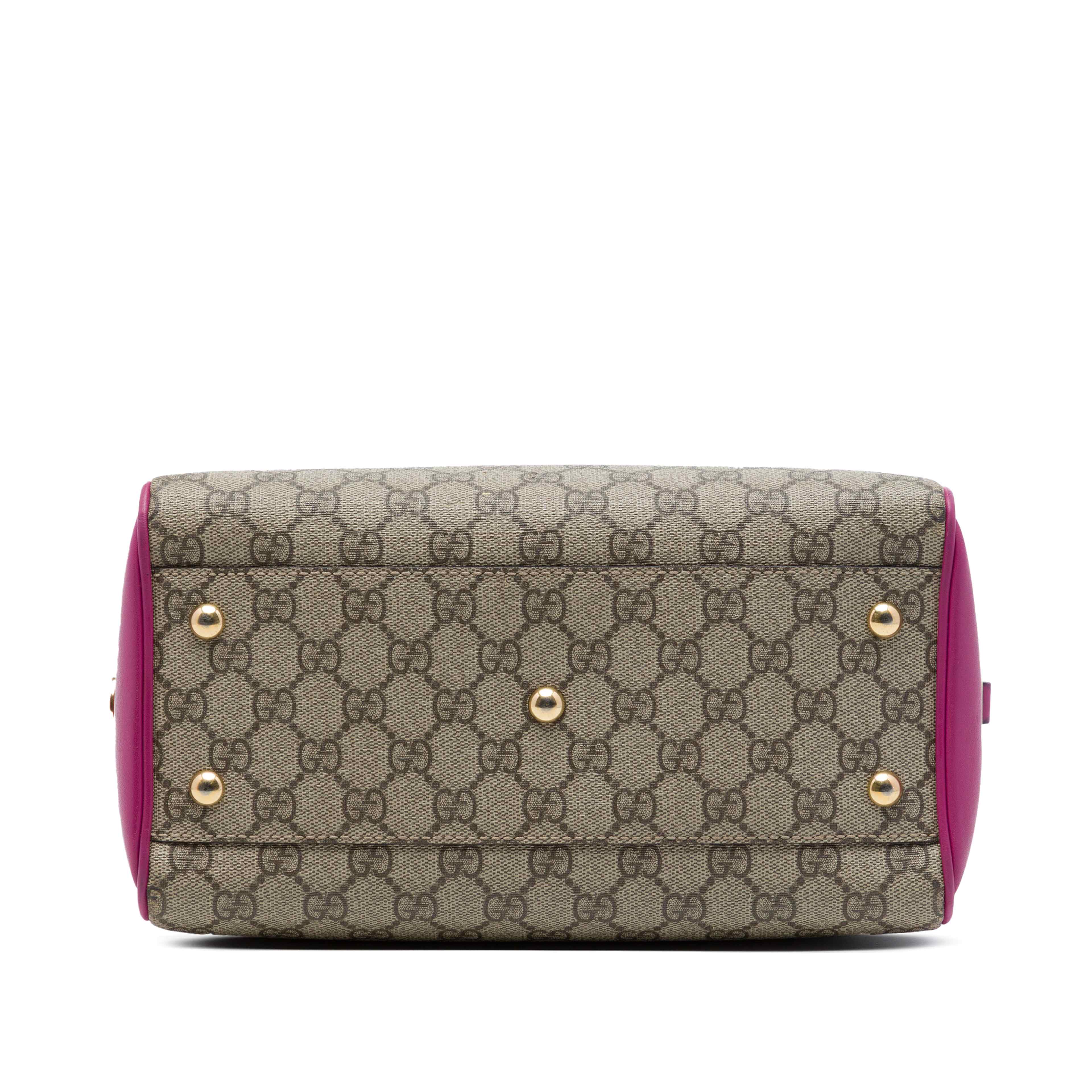 Gucci Small Gg Supreme Satchel, från Luxclusif, i färgen röd. Klicka för att öppna bilden i stort format