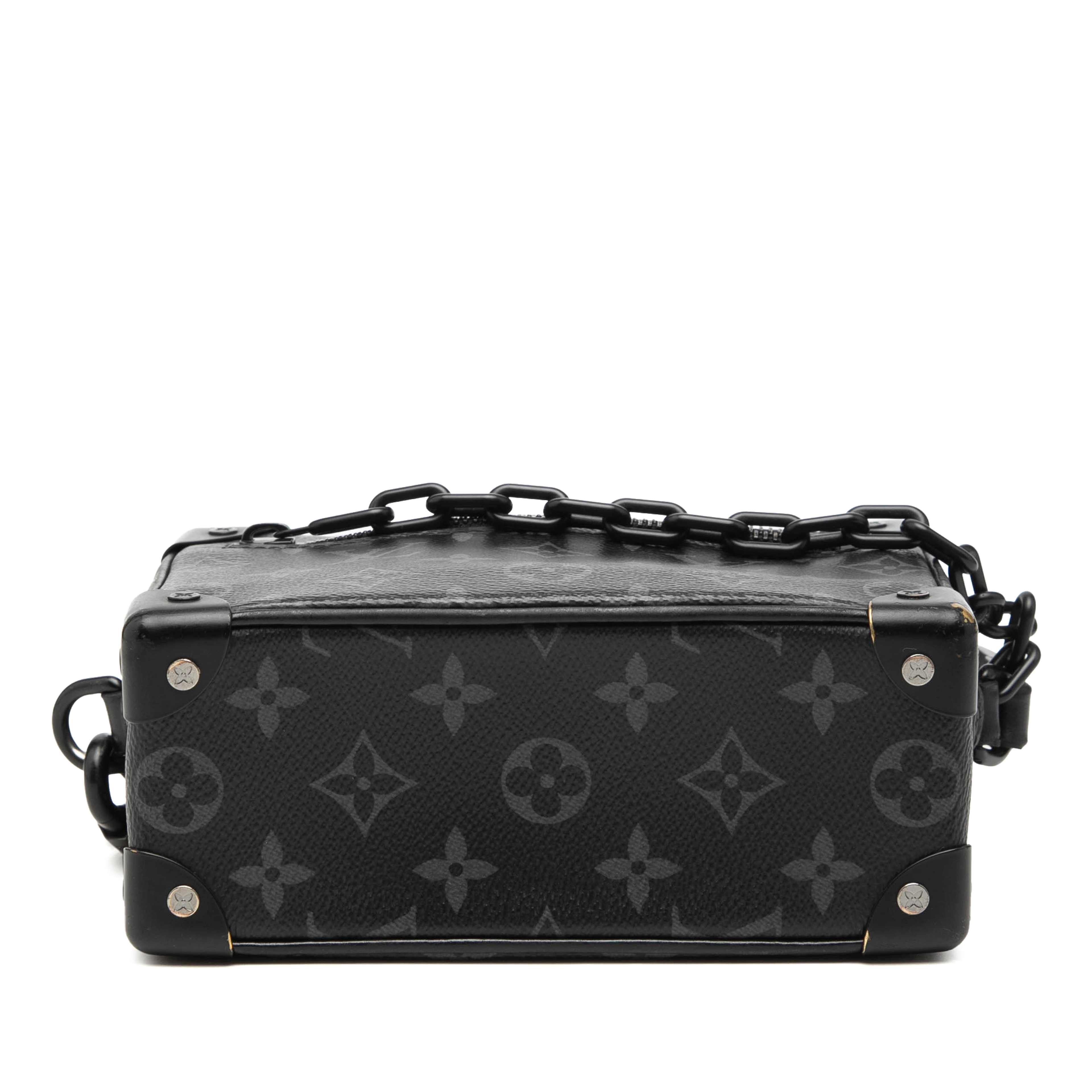 Louis Vuitton Monogram Eclipse Mini Soft Trunk, från Luxclusif, i färgen black. Klicka för att öppna bilden i stort format