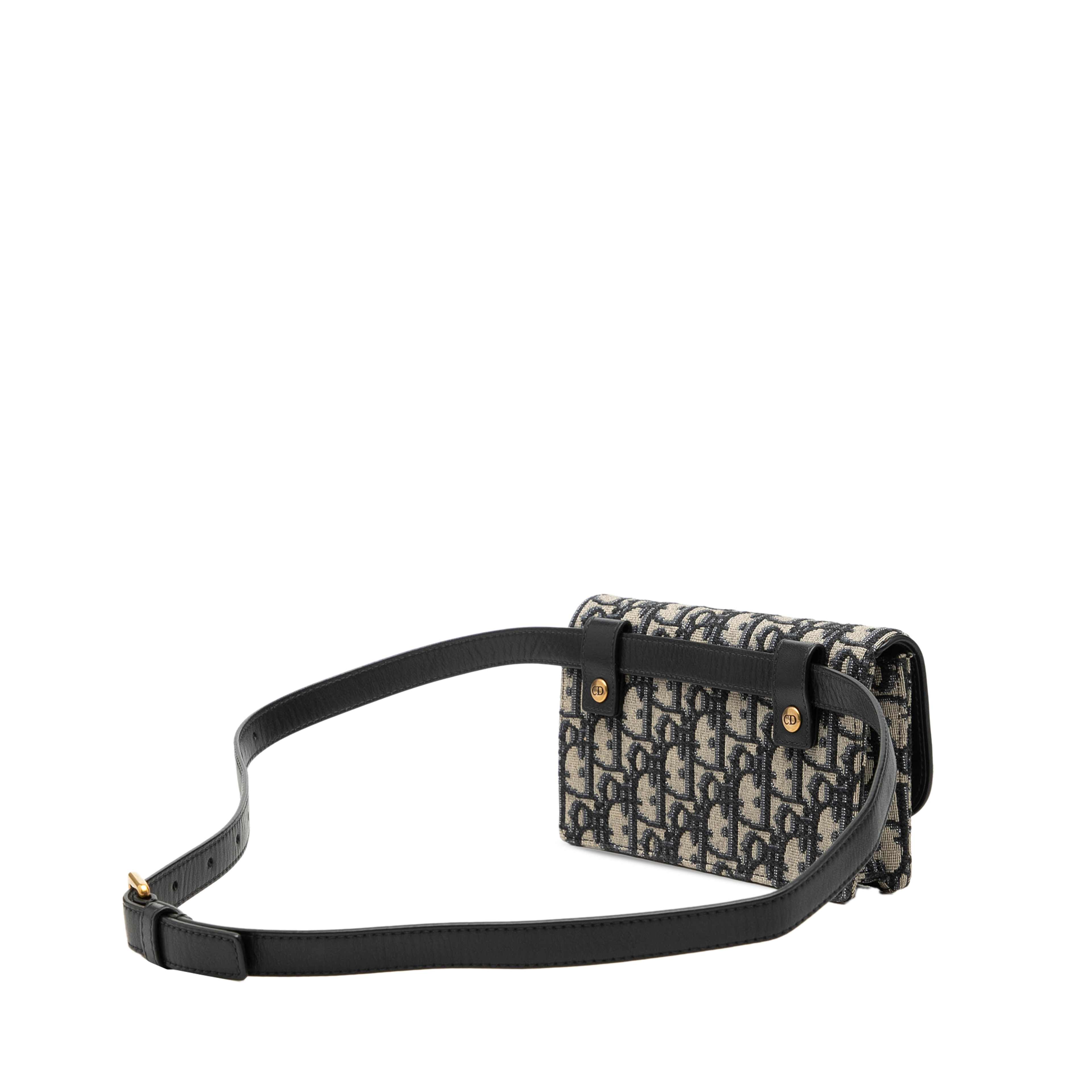 Dior Oblique Canvas Saddle Belt Bag, från Luxclusif, i färgen blå. Klicka för att öppna bilden i stort format