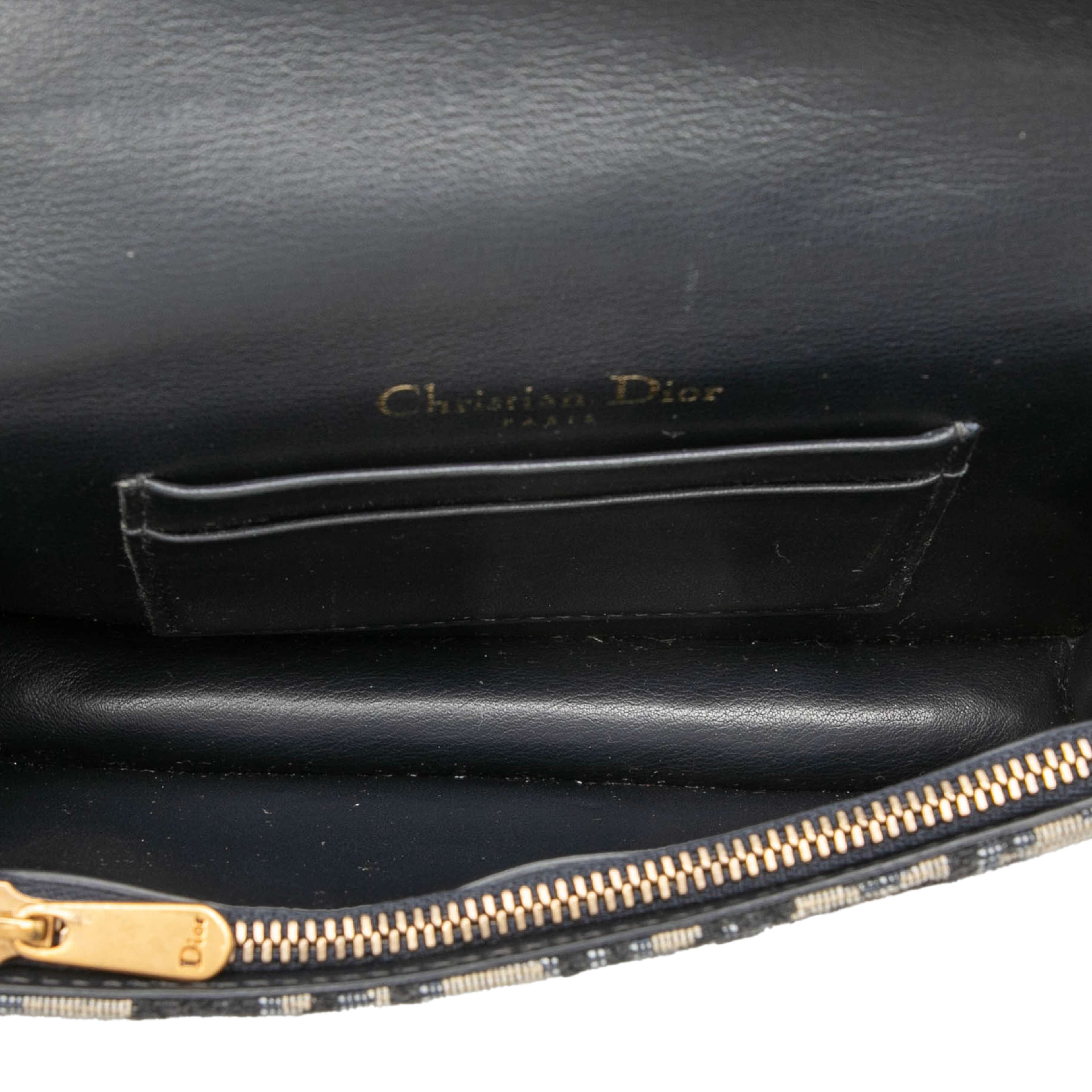 Dior Oblique Canvas Saddle Belt Bag, från Luxclusif, i färgen blå. Klicka för att öppna bilden i stort format