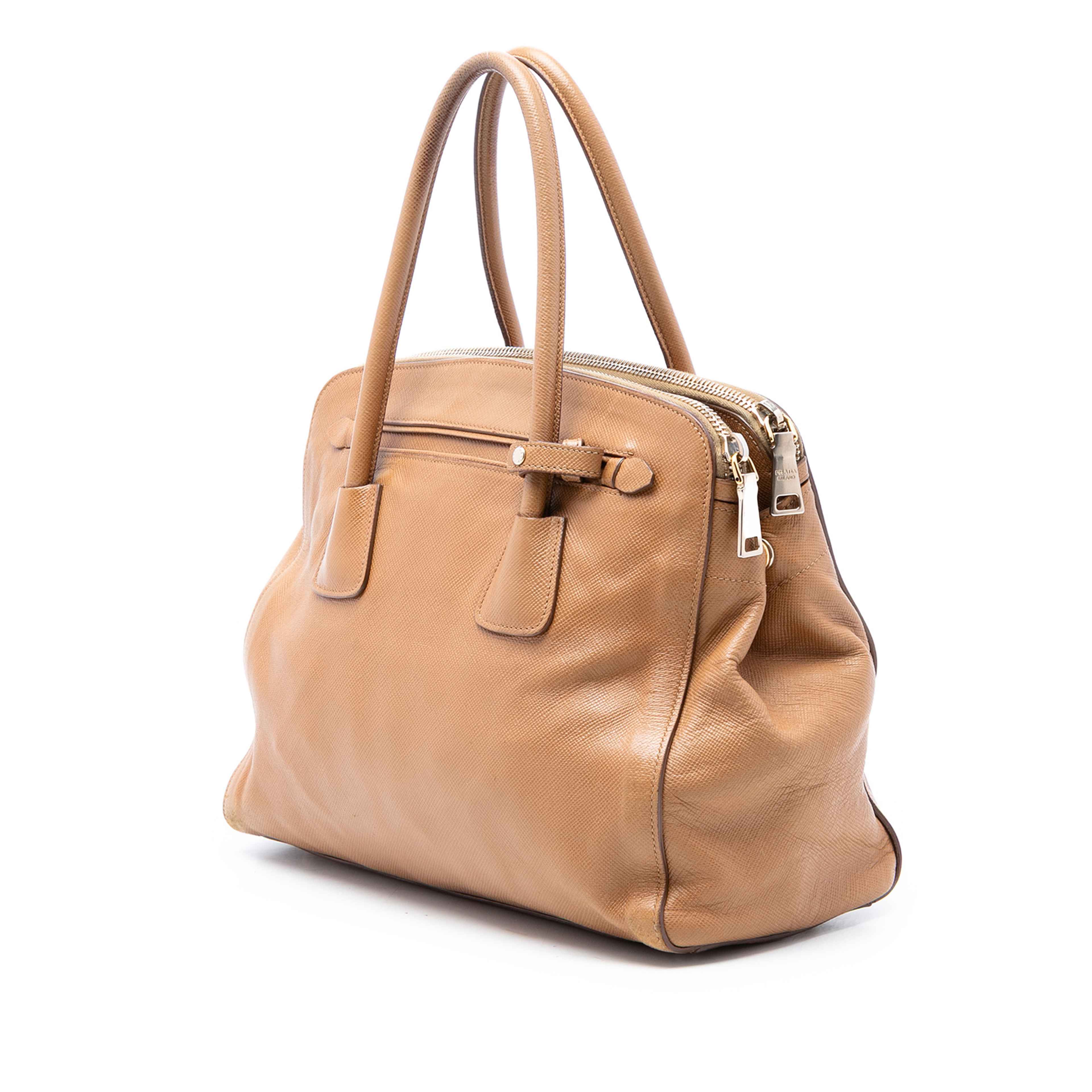 Prada Large Saffiano Cuir Double Zip Top Handle Bag, från Luxclusif, i färgen caramel. Klicka för att öppna bilden i stort format