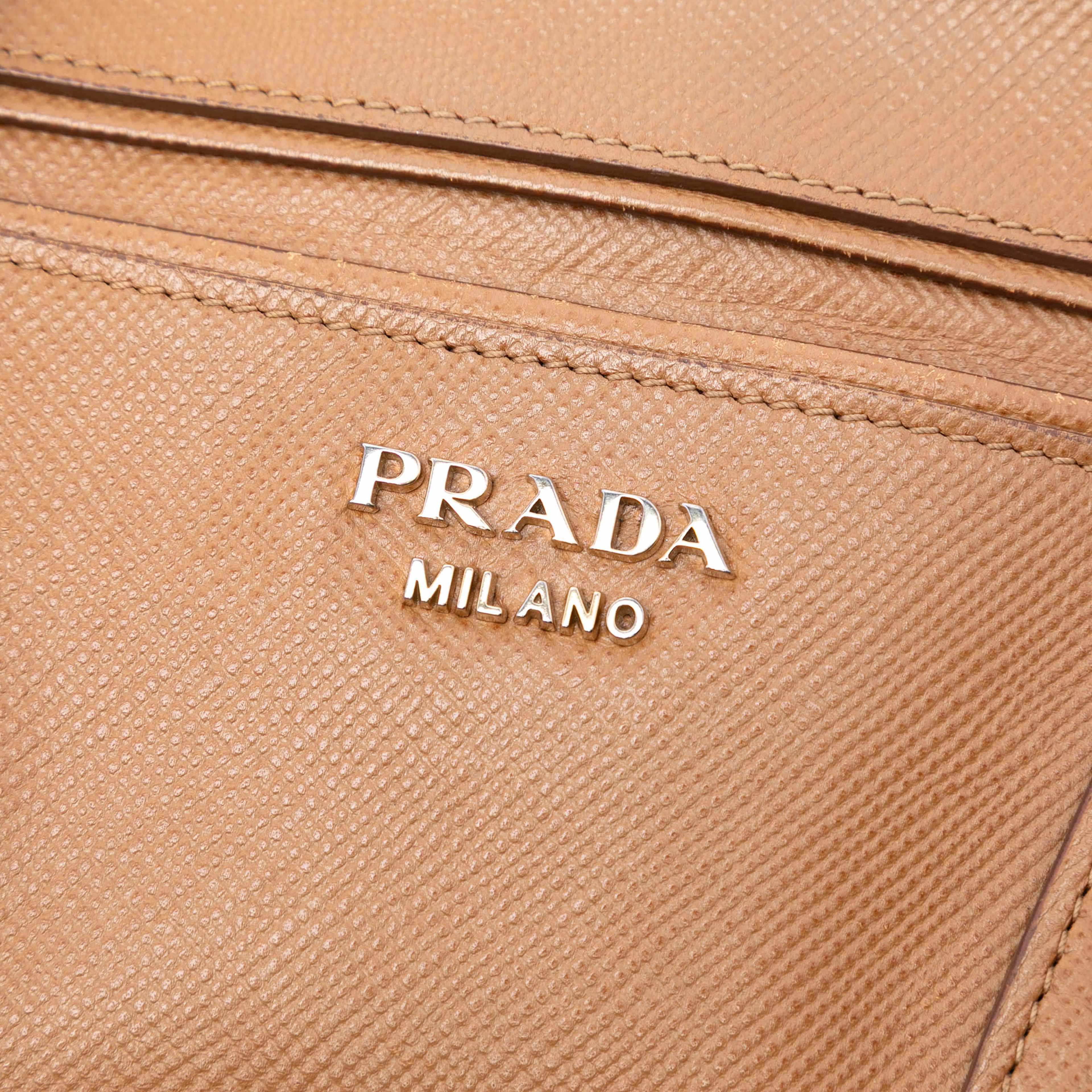 Prada Large Saffiano Cuir Double Zip Top Handle Bag, från Luxclusif, i färgen caramel. Klicka för att öppna bilden i stort format