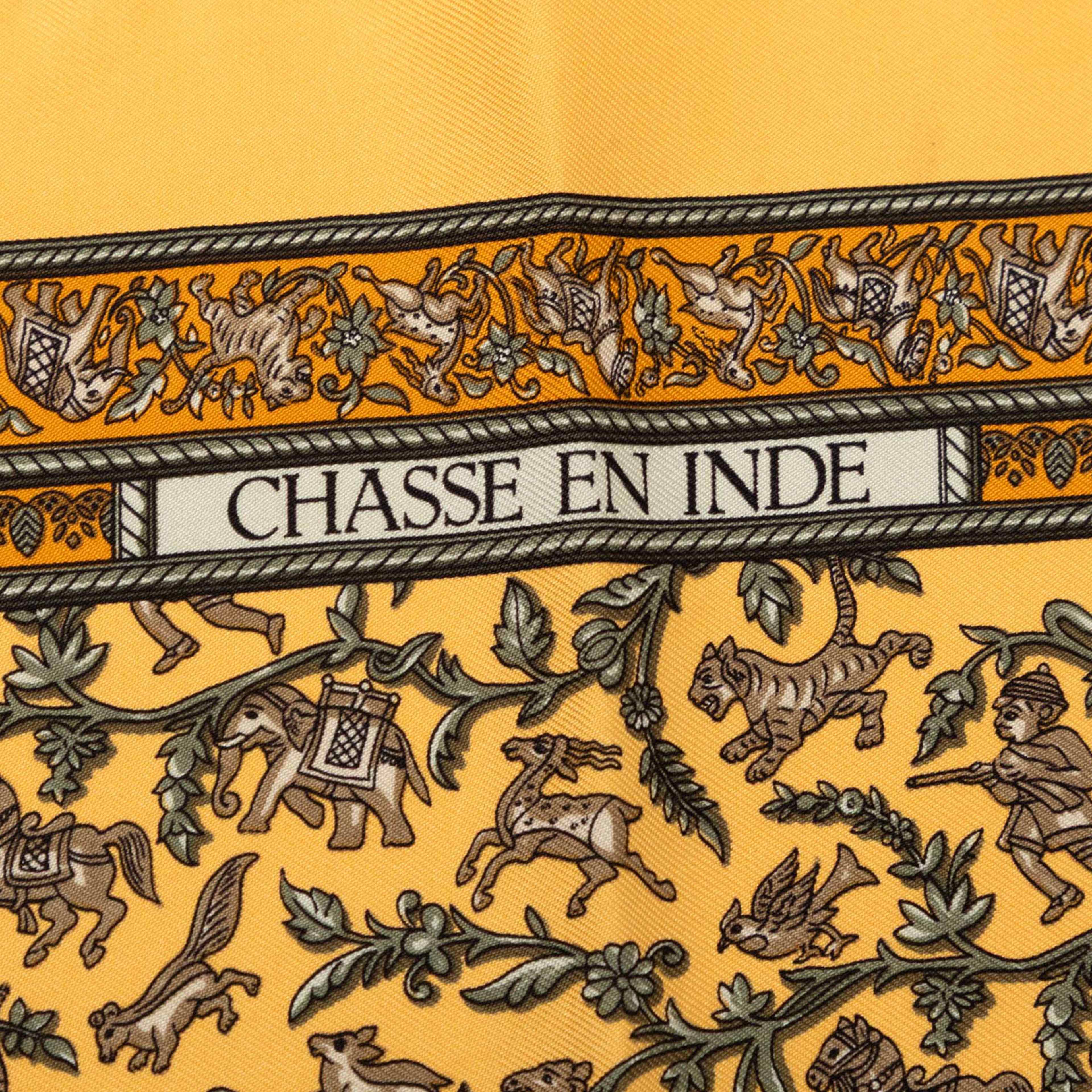 Hermès Chasse En Inde Silk Scarf 42, från Luxclusif, i färgen mustard. Klicka för att öppna bilden i stort format