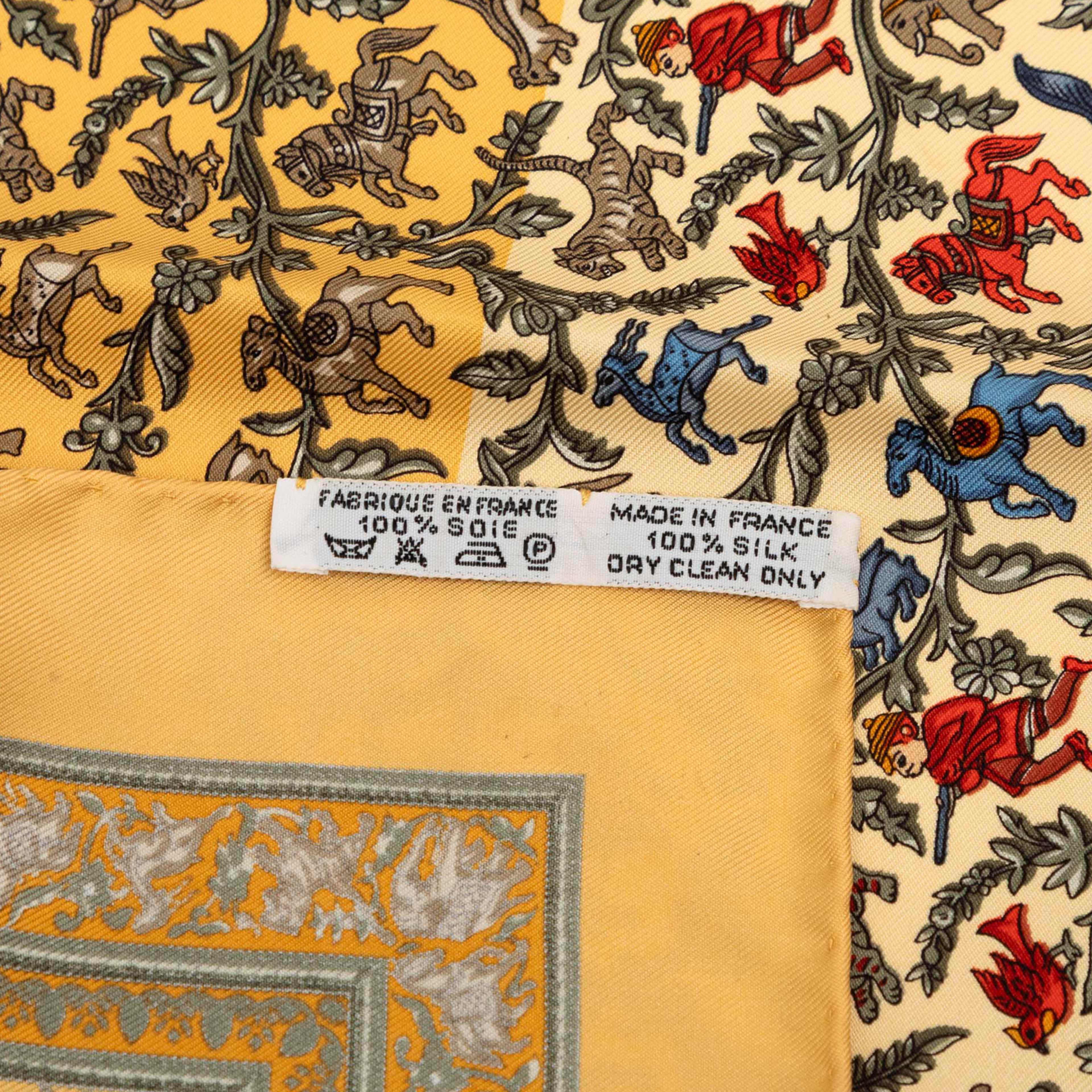 Hermès Chasse En Inde Silk Scarf 42, från Luxclusif, i färgen mustard. Klicka för att öppna bilden i stort format