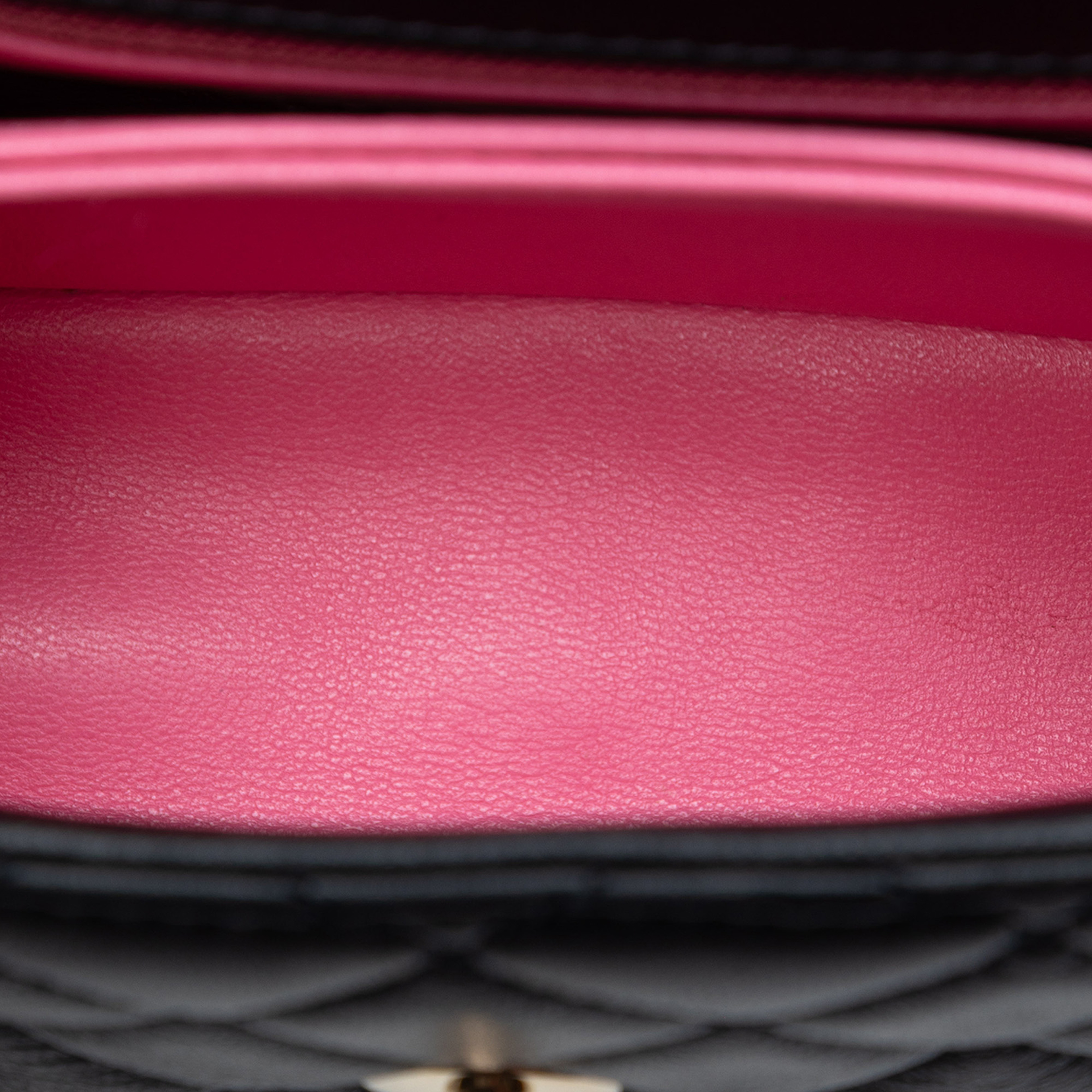 Chanel Extra Mini Quilted Lambskin Rainbow Coco Top Handle Bag, från Luxclusif, i färgen black. Klicka för att öppna bilden i stort format