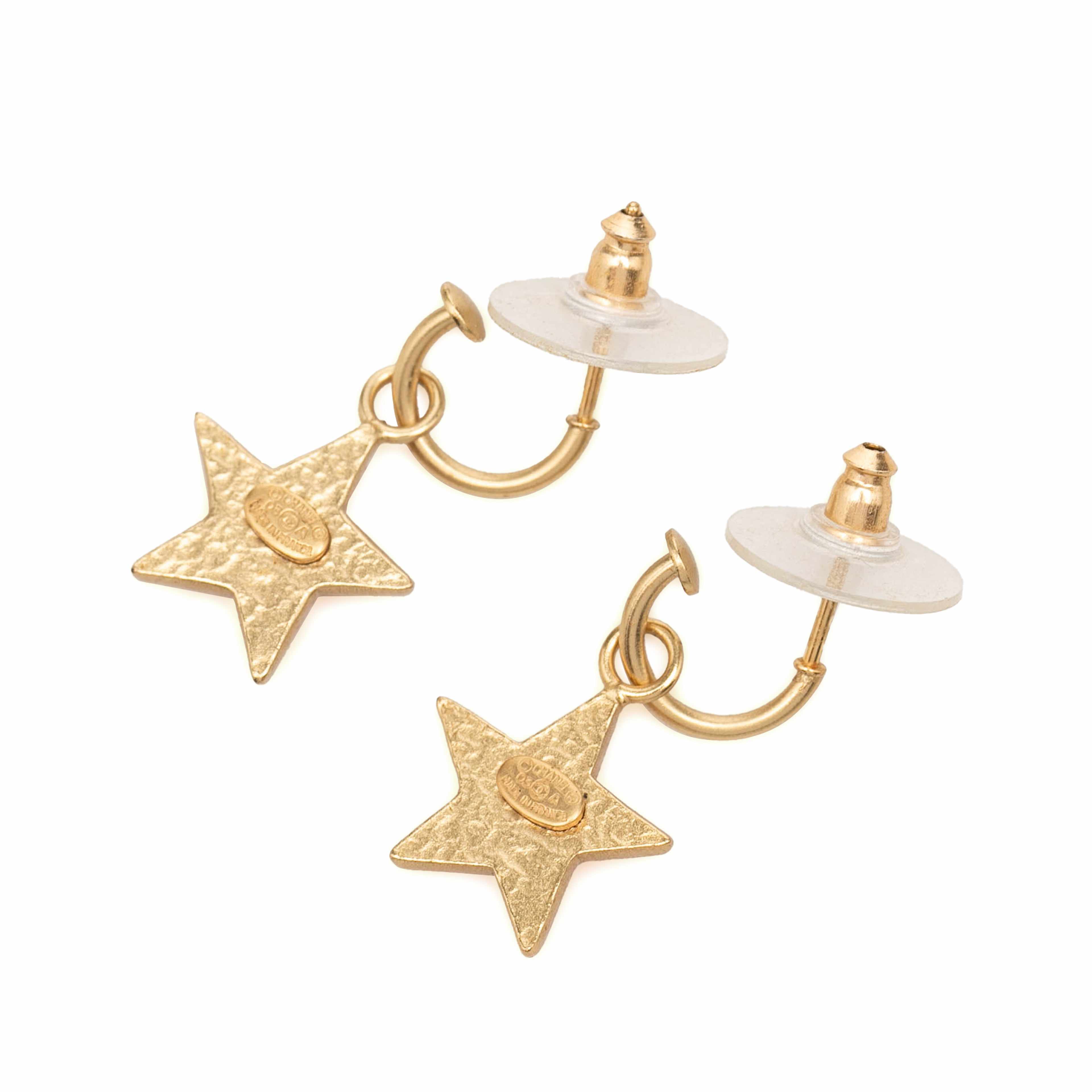 Chanel Cc Gold Plated Enamel Star Push Back Earrings, från Luxclusif, i färgen gold. Klicka för att öppna bilden i stort format
