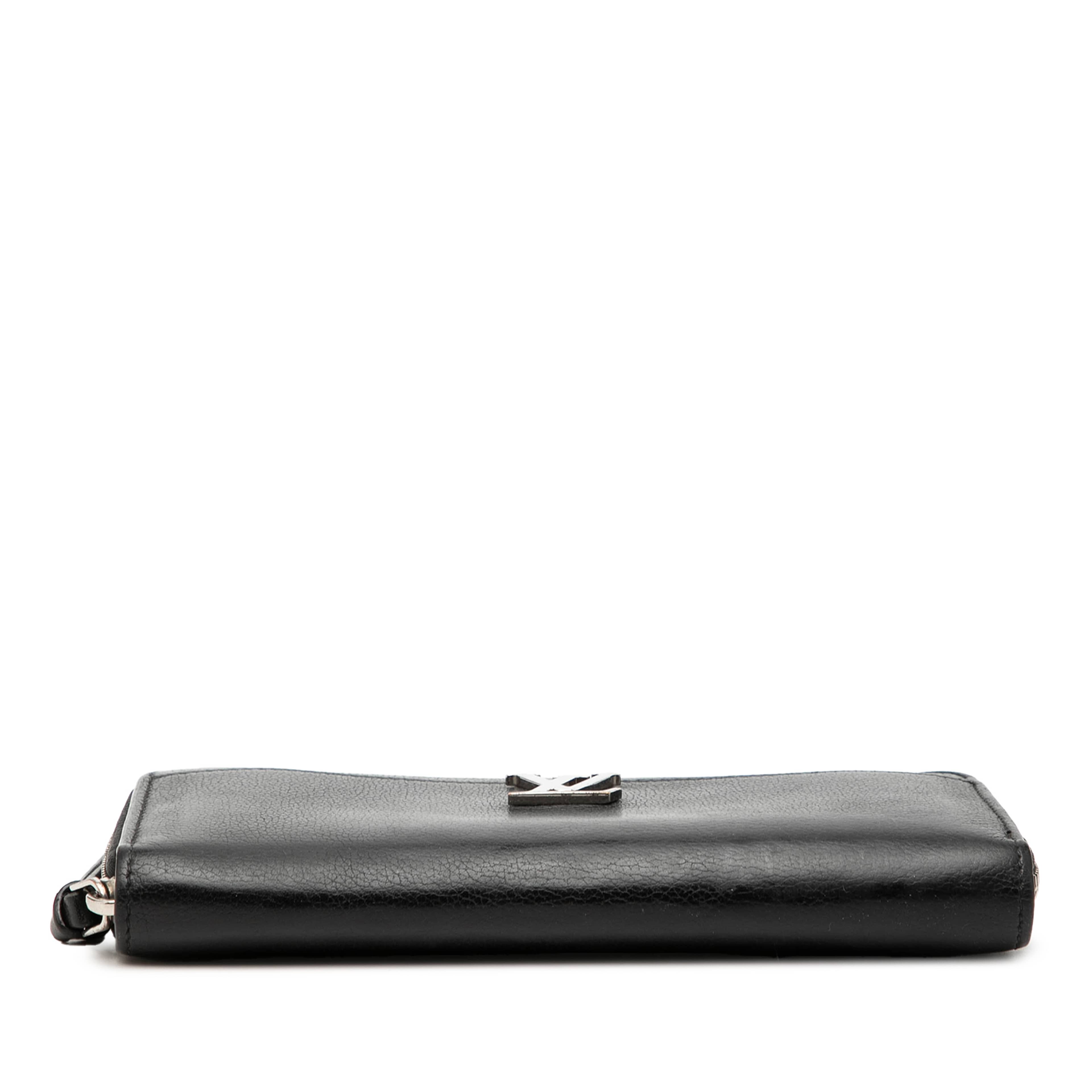 Louis Vuitton Leather Lockme Zippy Wallet, från Luxclusif, i färgen black. Klicka för att öppna bilden i stort format
