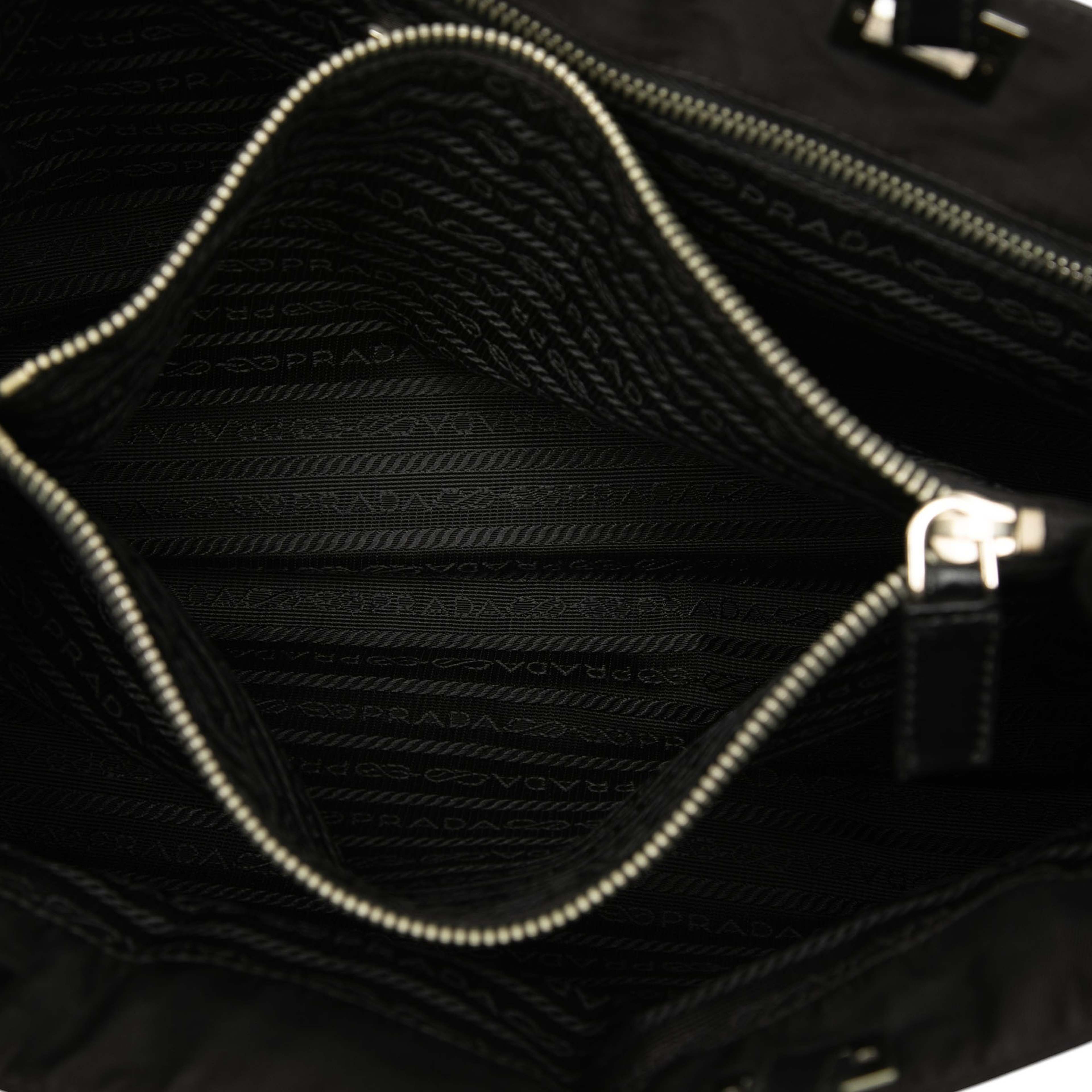 Prada Tessuto Tote, från Luxclusif, i färgen black. Klicka för att öppna bilden i stort format